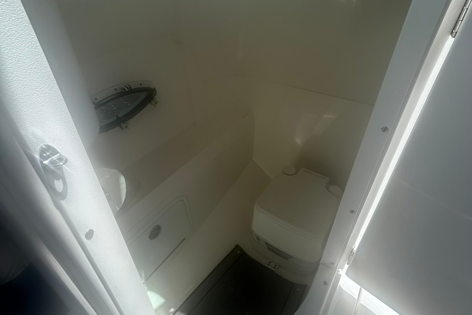 2022 Hurricane Sundeck 2200 OB