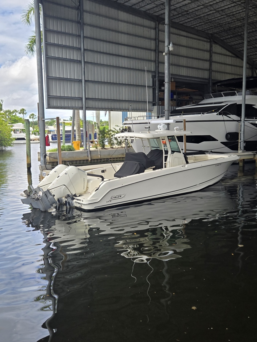 2024 Boston Whaler 330 Outrage