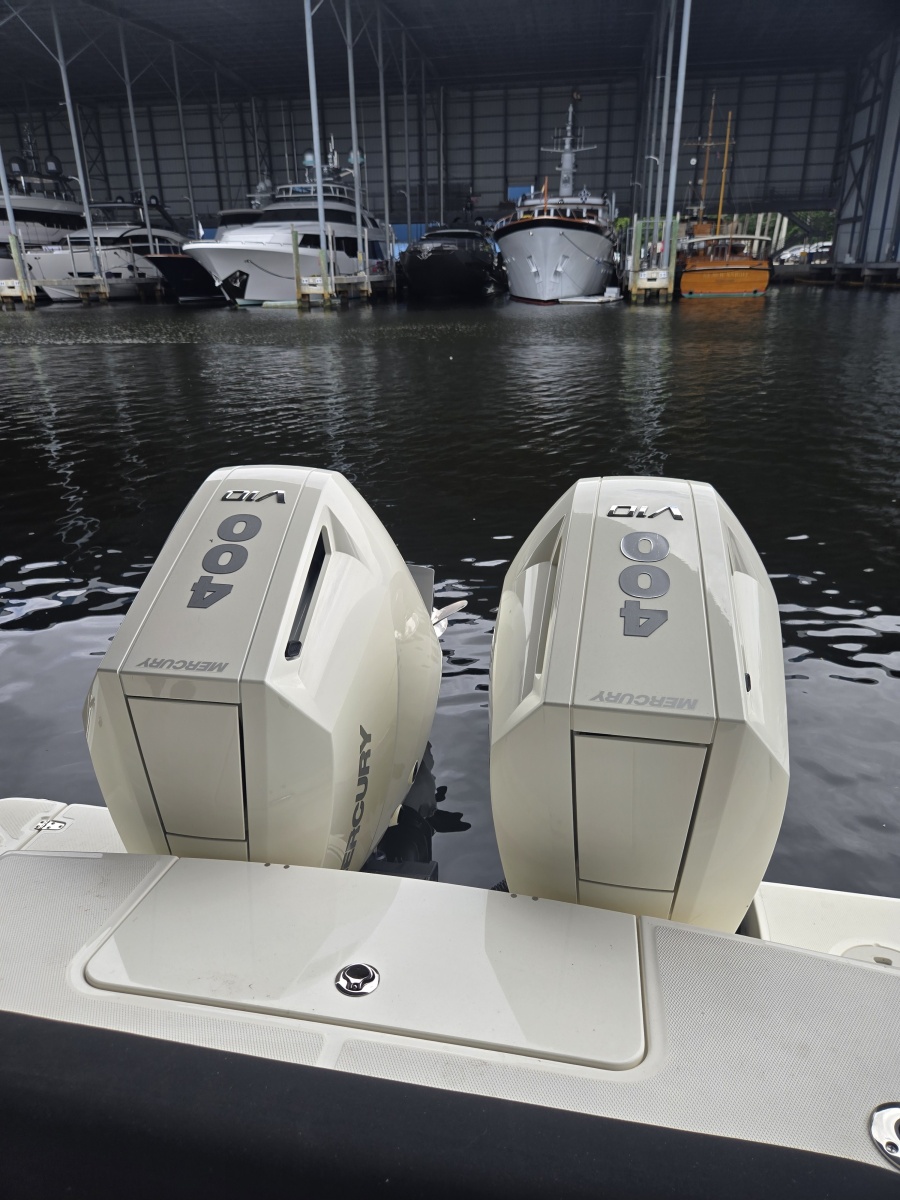 2024 Boston Whaler 330 Outrage