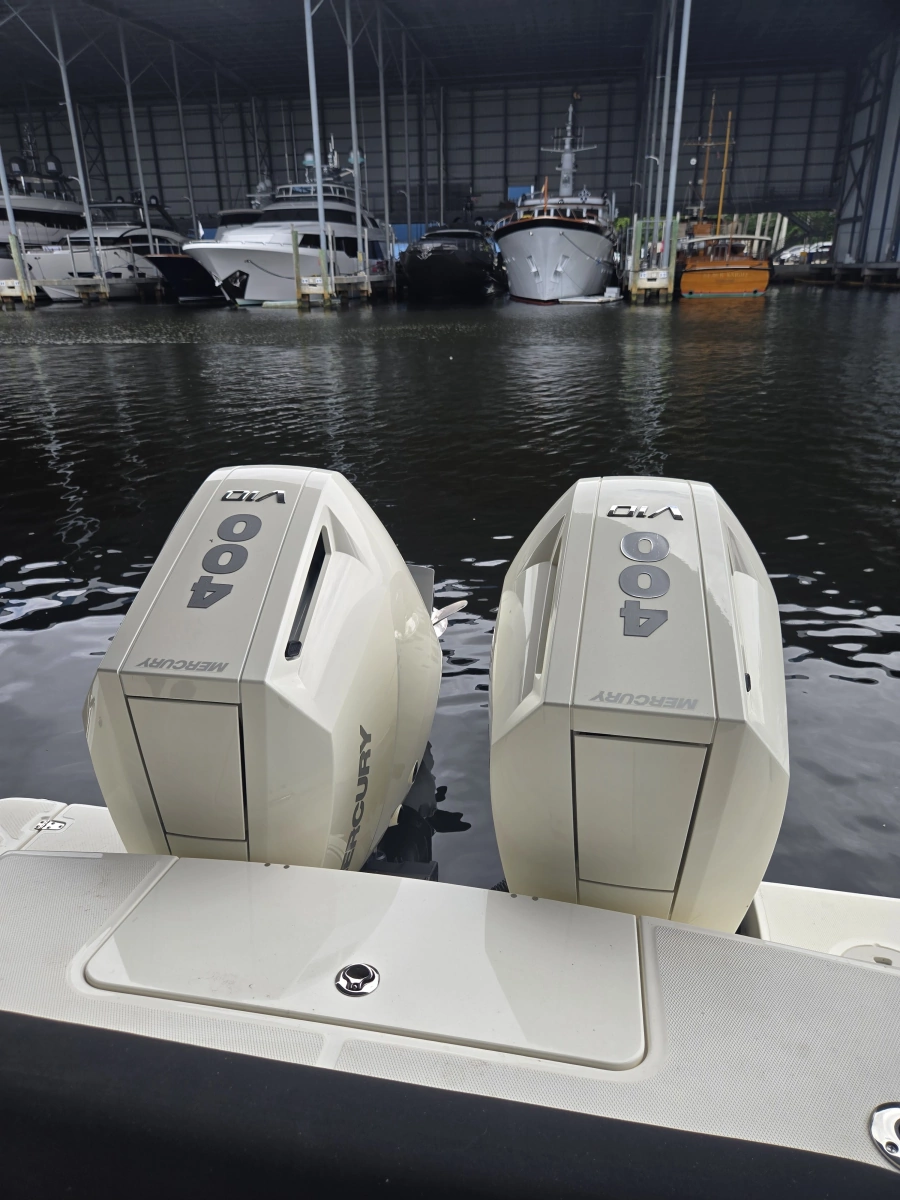 2024 Boston Whaler 330 Outrage
