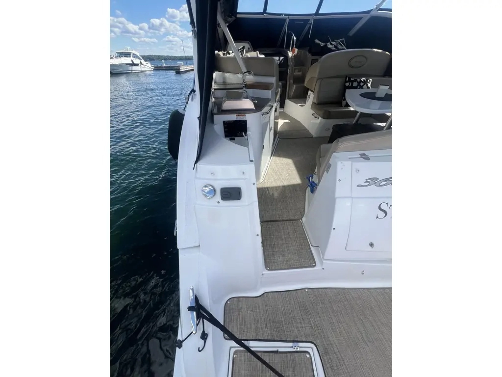 2010 Cruisers Yachts 360 Express