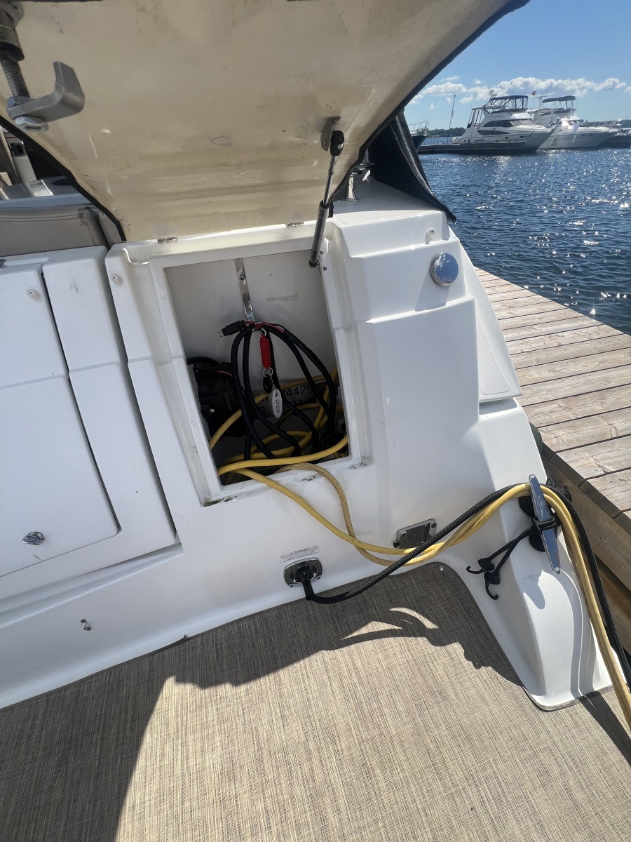2010 Cruisers Yachts 360 Express