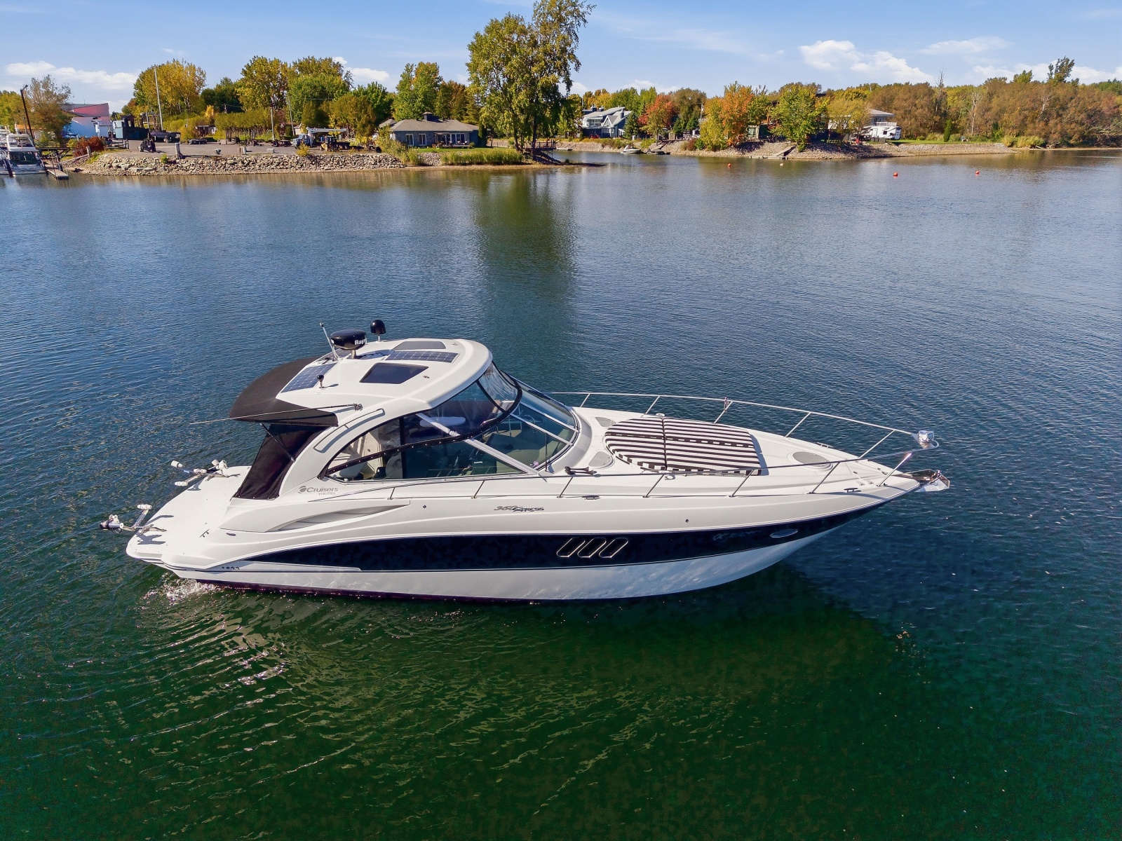 2010 Cruisers Yachts 360 Express