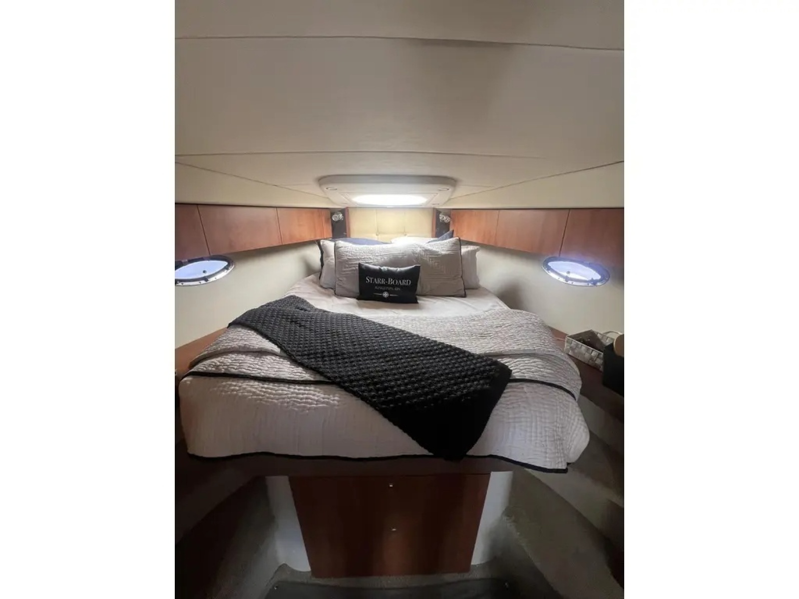 2010 Cruisers Yachts 360 Express