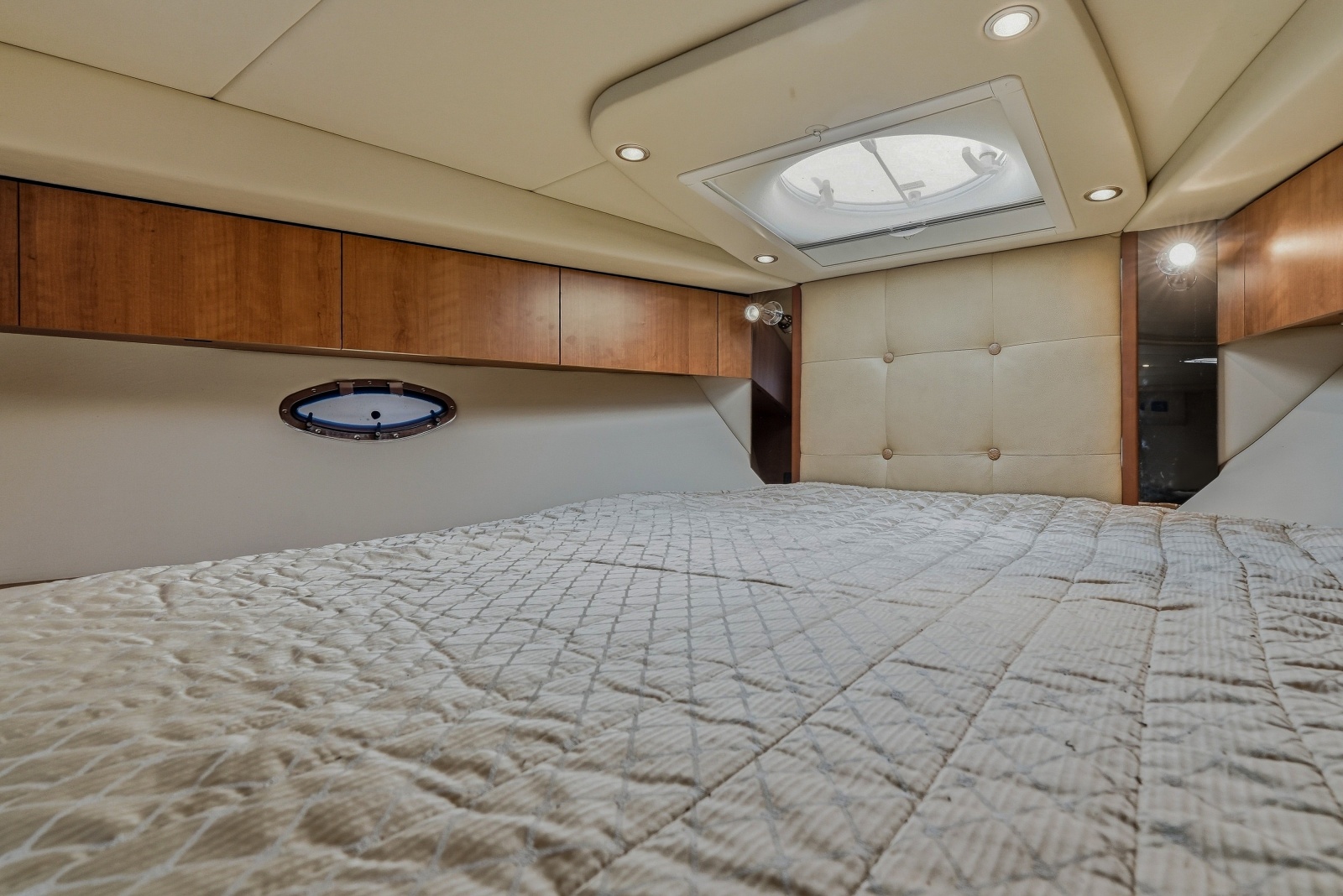 2010 Cruisers Yachts 360 Express