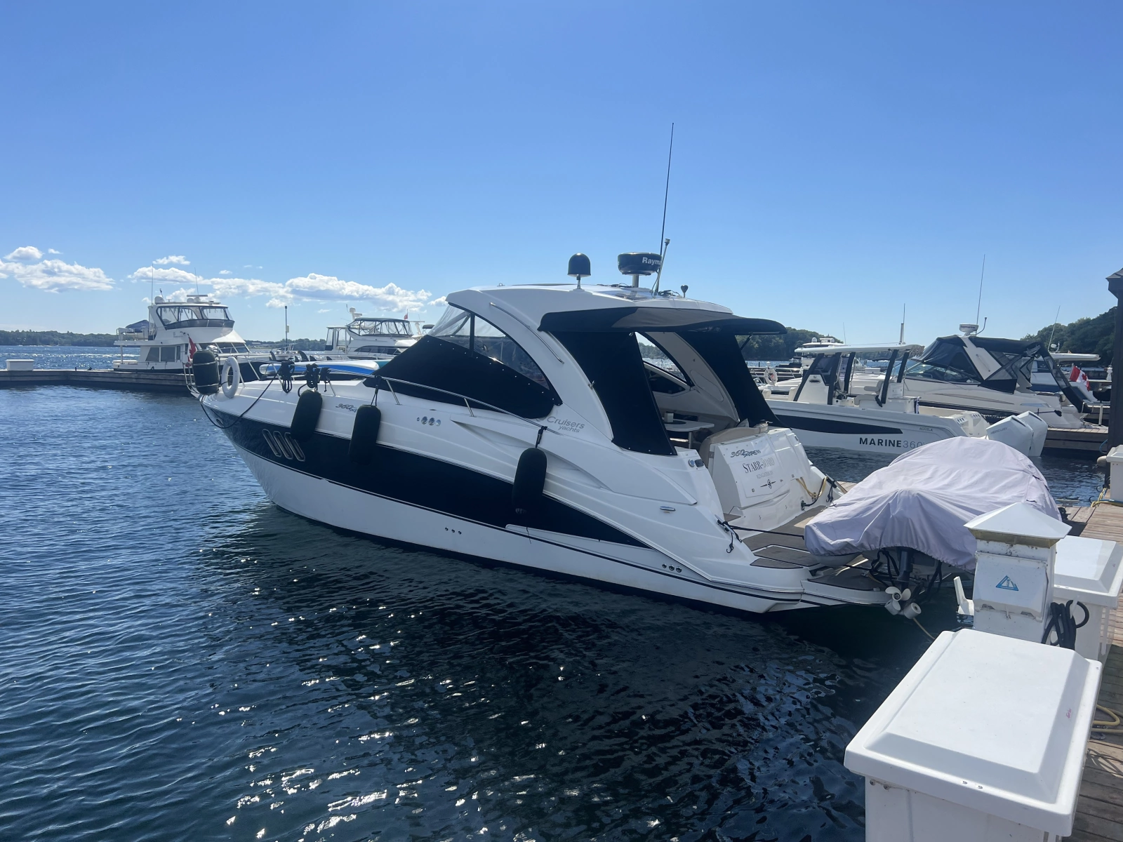 2010 Cruisers Yachts 360 Express