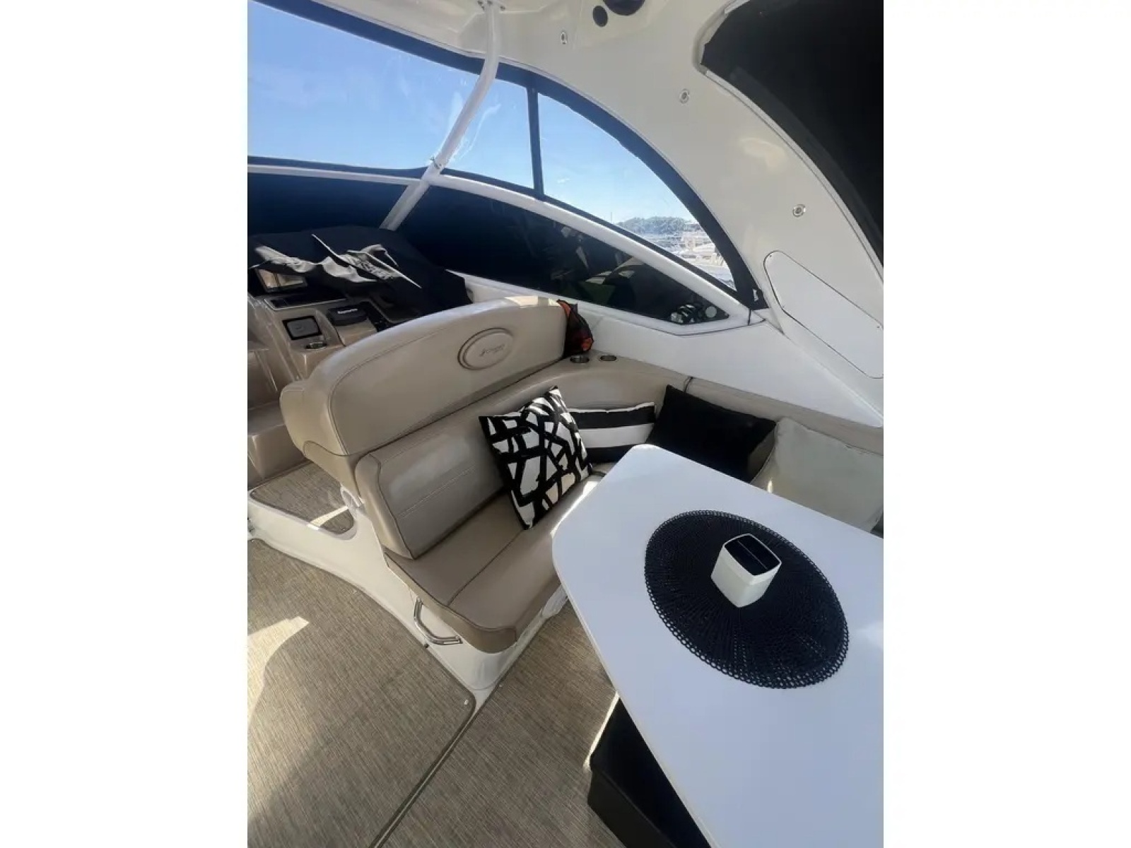 2010 Cruisers Yachts 360 Express