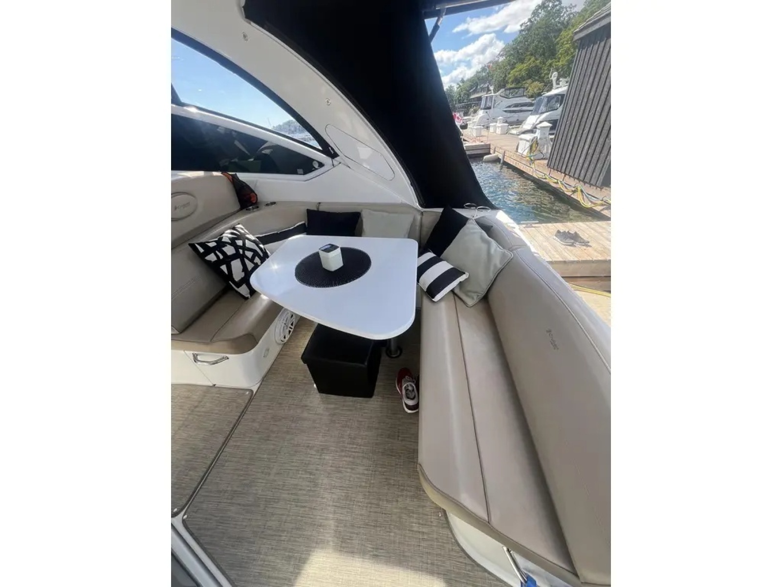 2010 Cruisers Yachts 360 Express