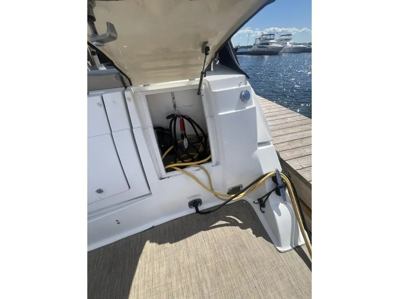 2010 Cruisers Yachts 360 Express