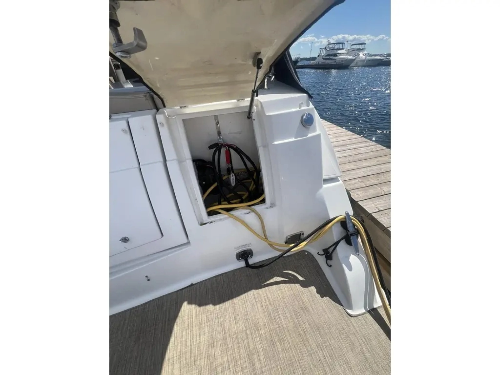 2010 Cruisers Yachts 360 Express