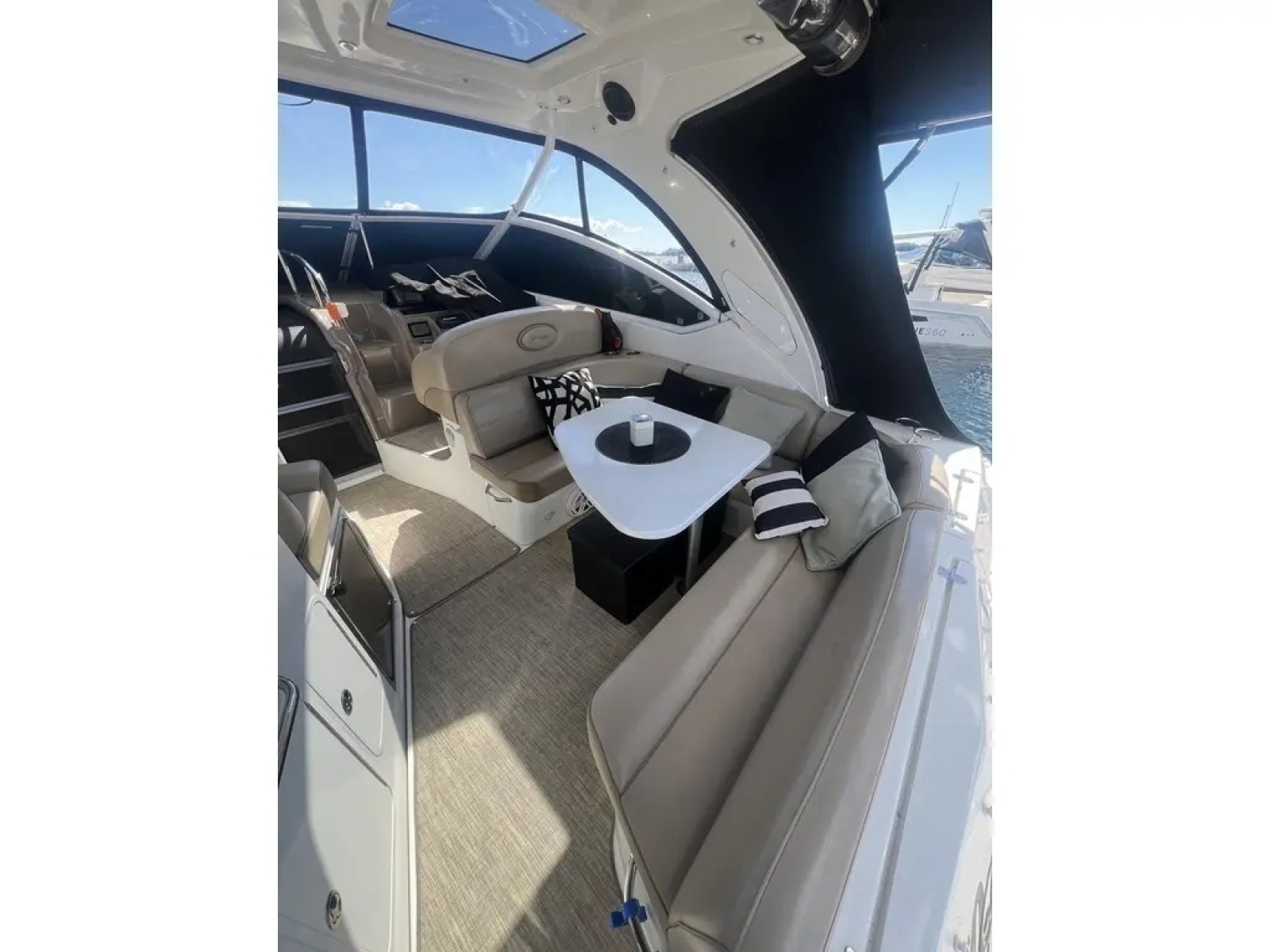 2010 Cruisers Yachts 360 Express