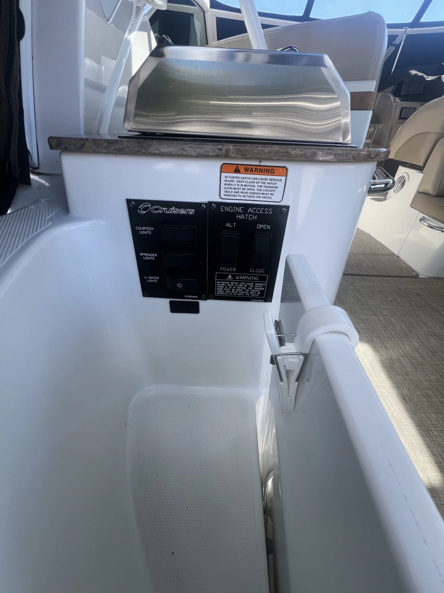 2010 Cruisers Yachts 360 Express