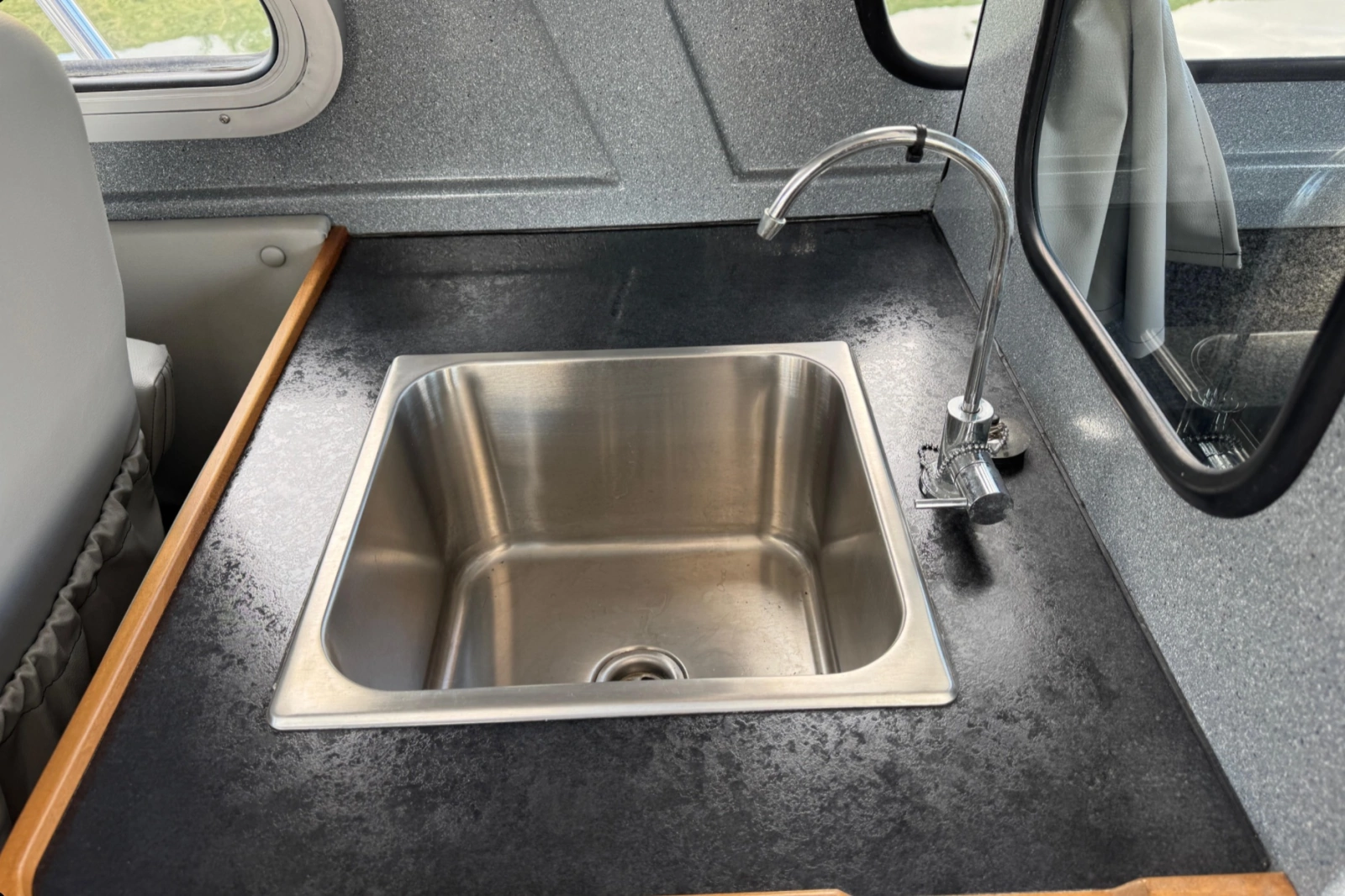 2018 KingFisher 2725 Weekender