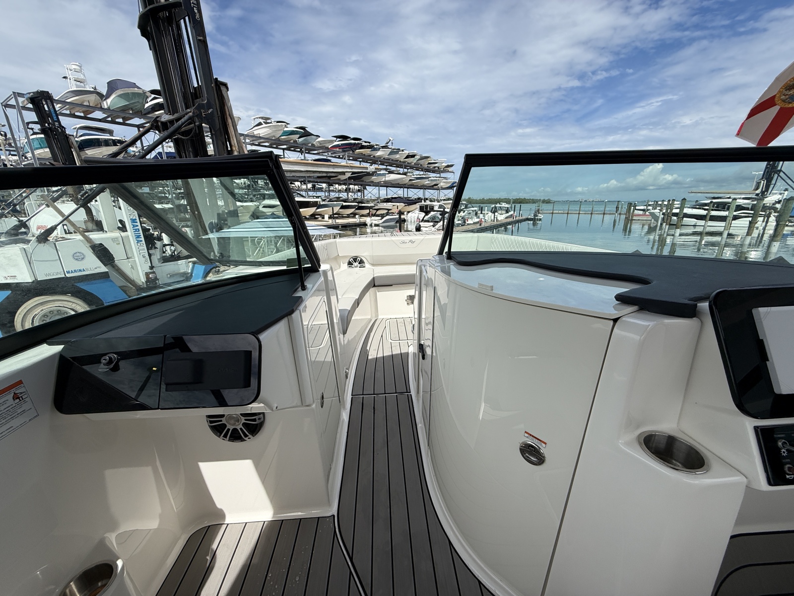 2025 Sea Ray SDX 270 Outboard