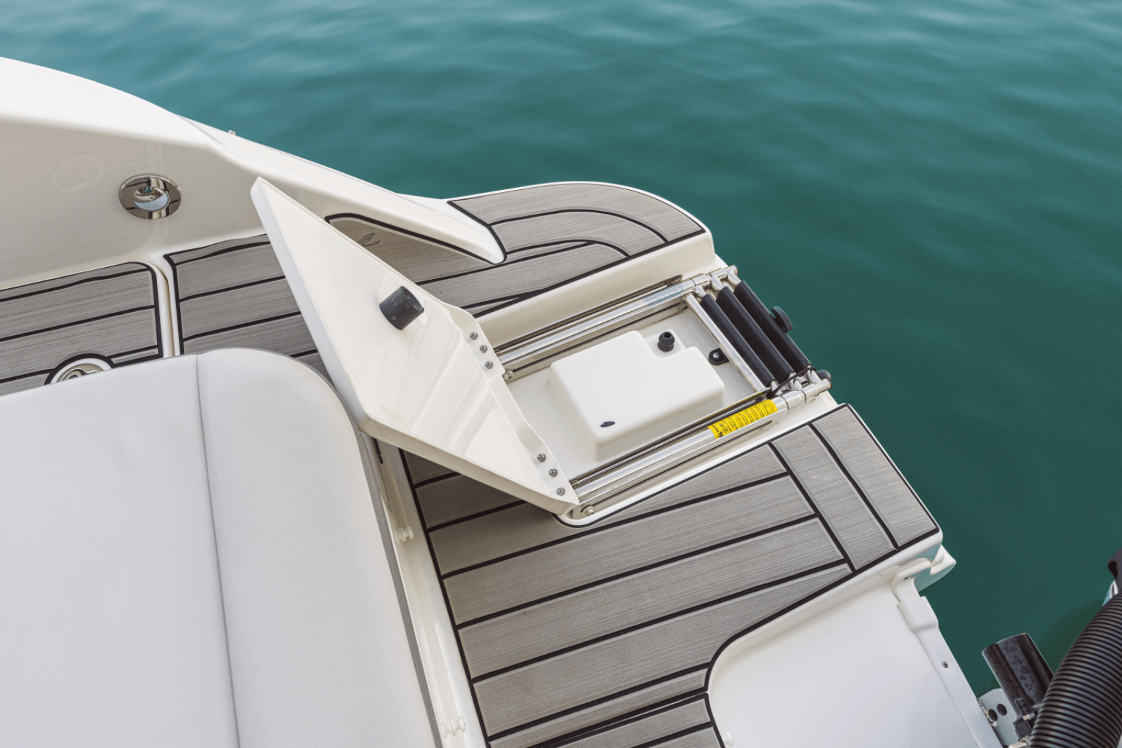 2025 Sea Ray SDX 270 Outboard