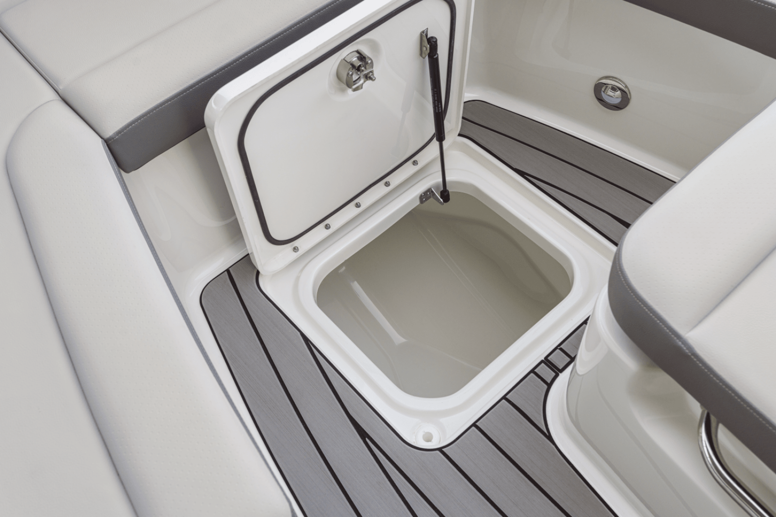 2025 Sea Ray SDX 270 Outboard