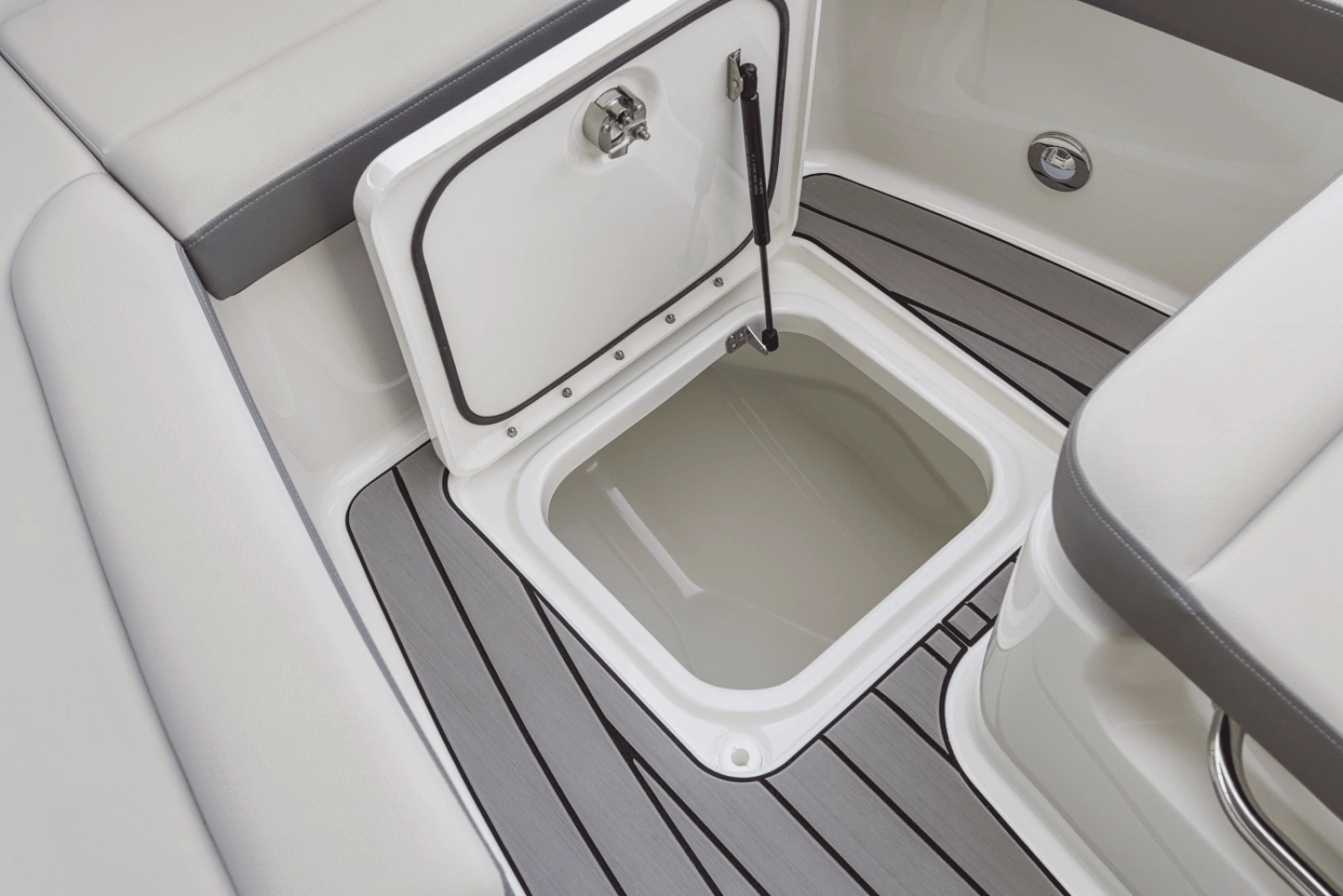 2025 Sea Ray SDX 270 Outboard