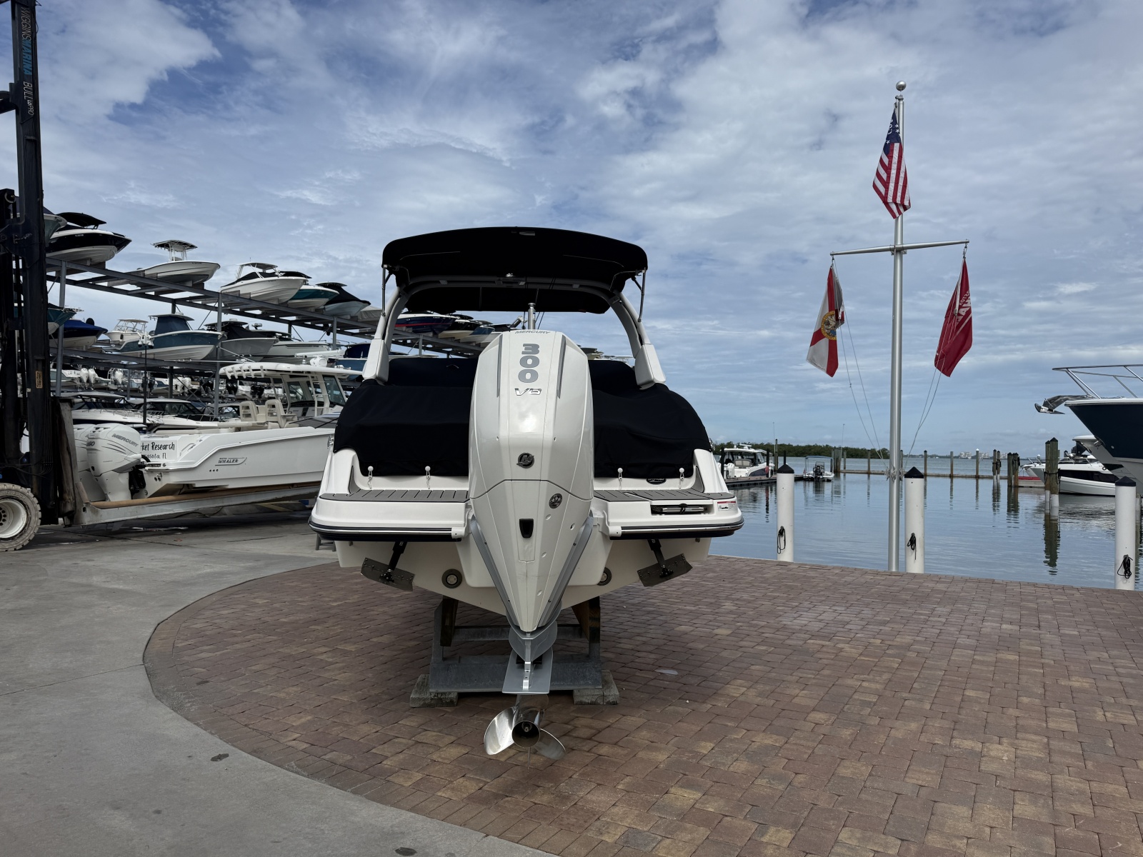 2025 Sea Ray SDX 270 Outboard