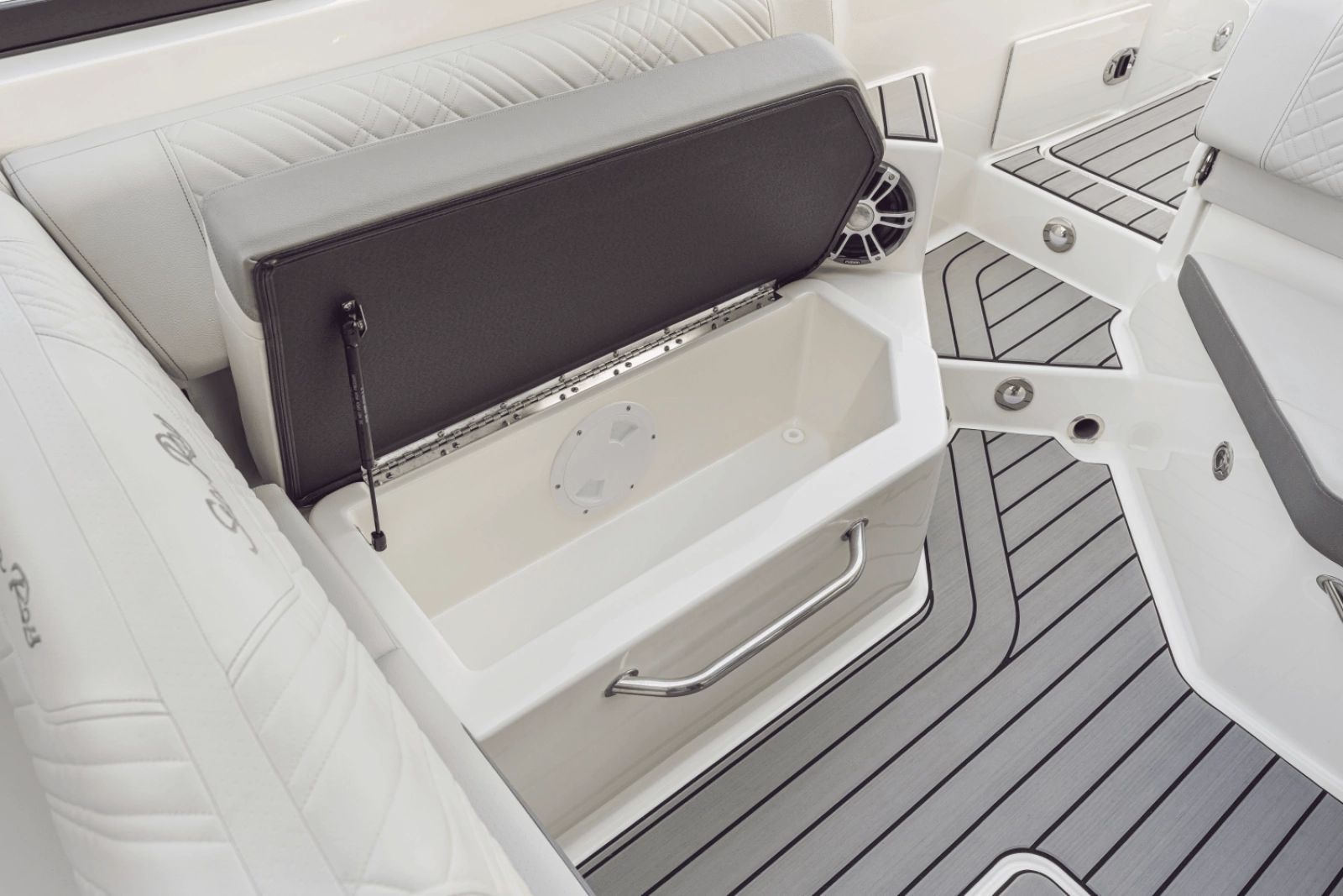 2025 Sea Ray SDX 270 Outboard