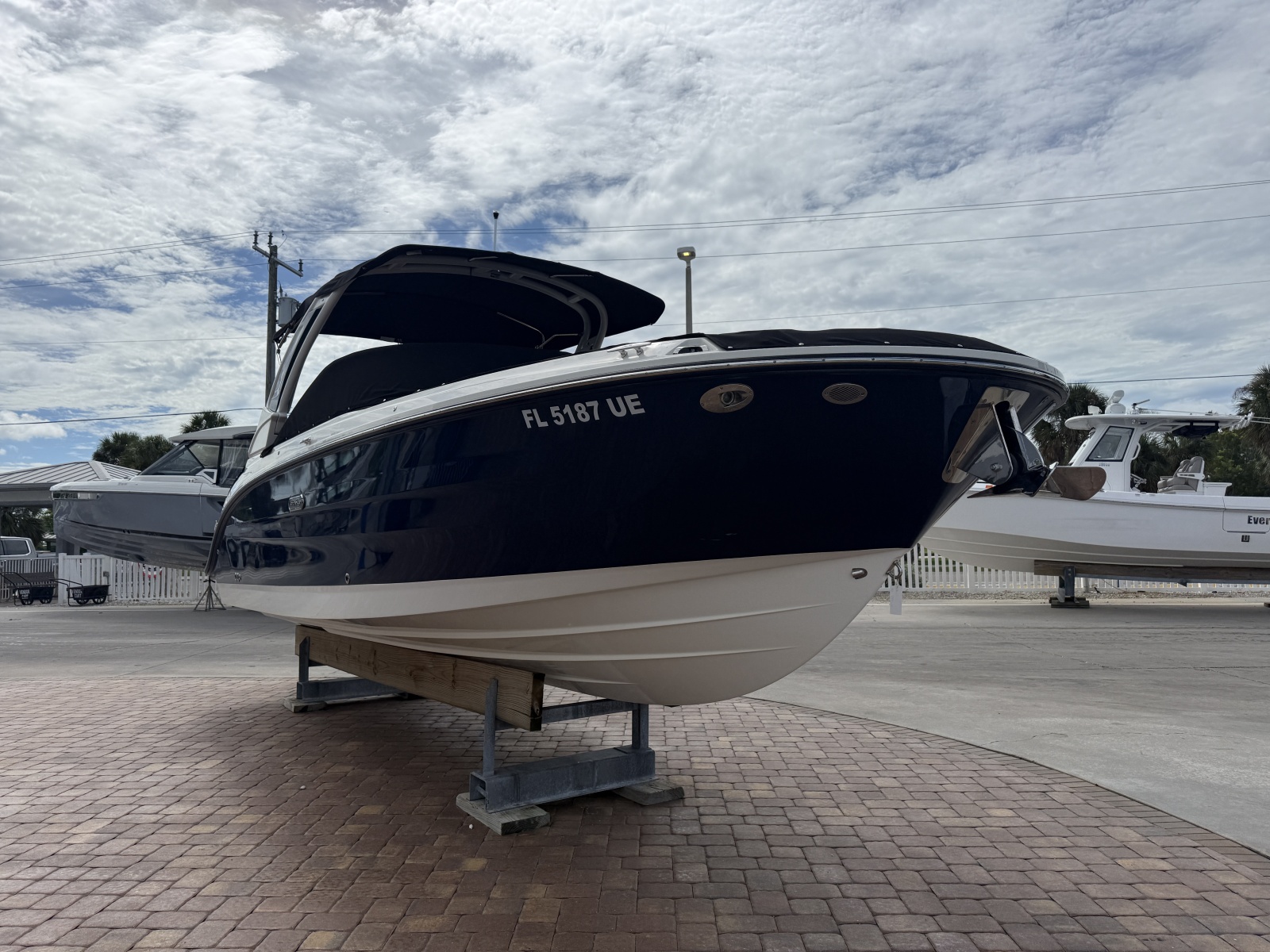 2025 Sea Ray SDX 270 Outboard