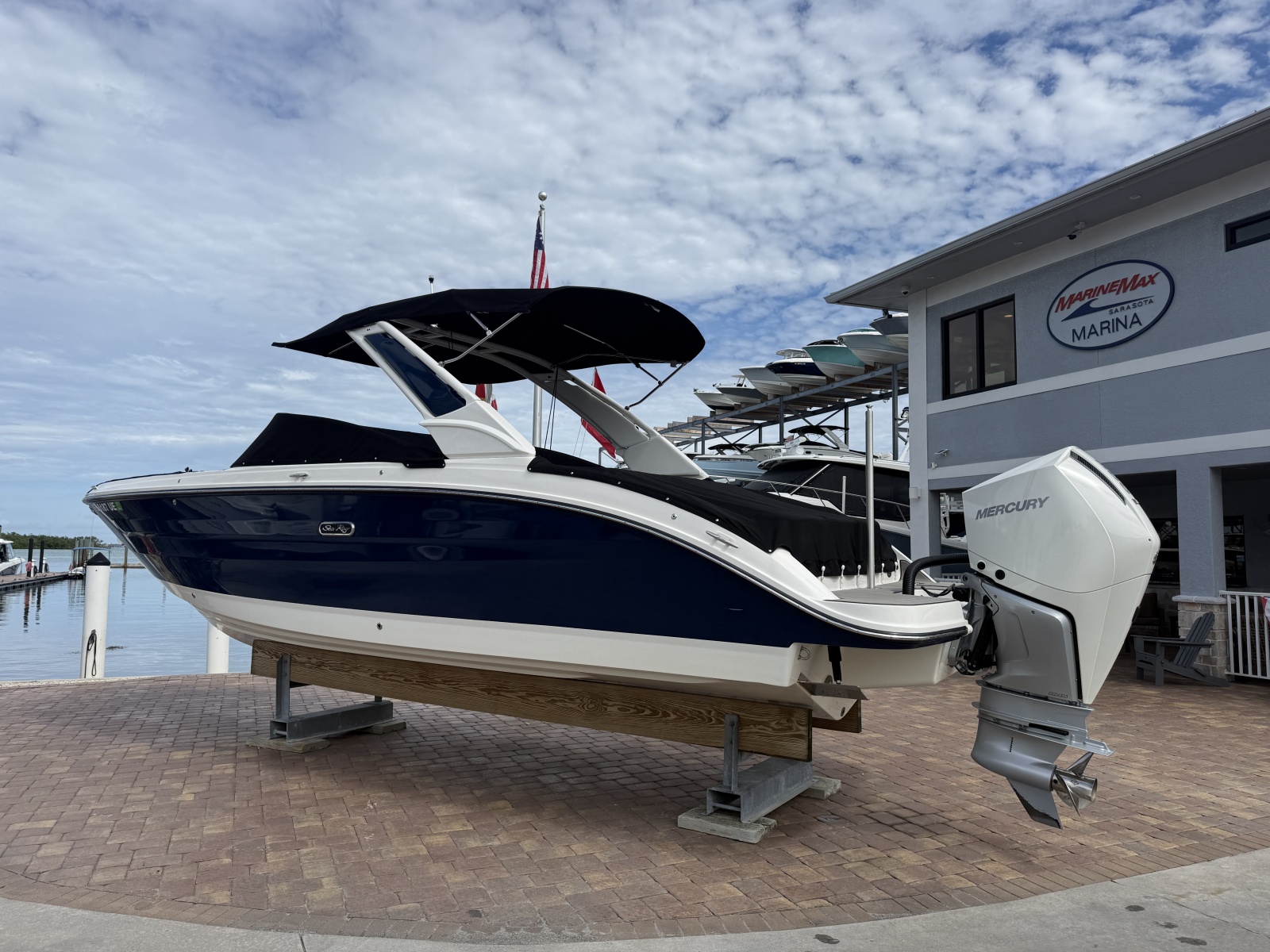 2025 Sea Ray SDX 270 Outboard