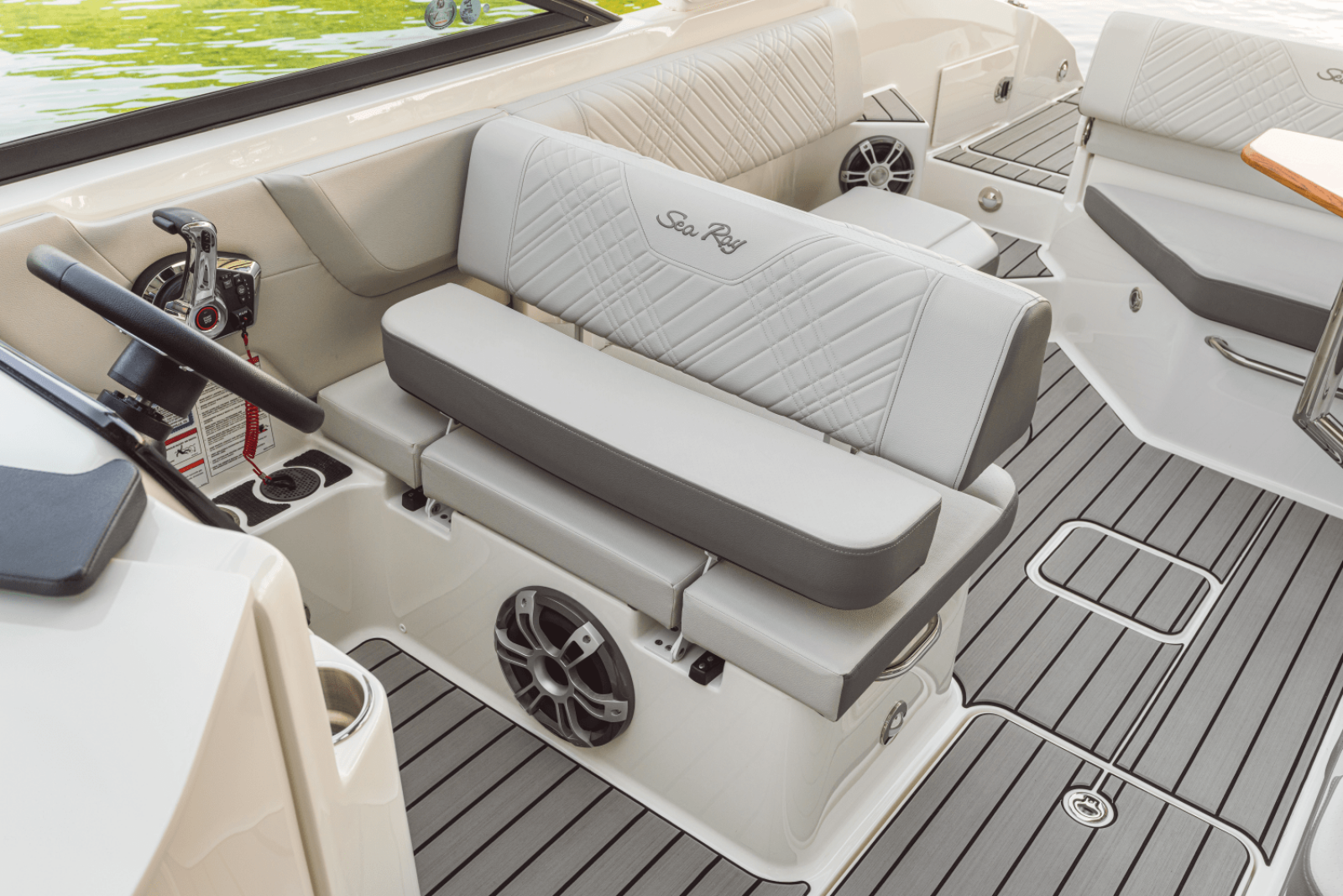 2025 Sea Ray SDX 270 Outboard