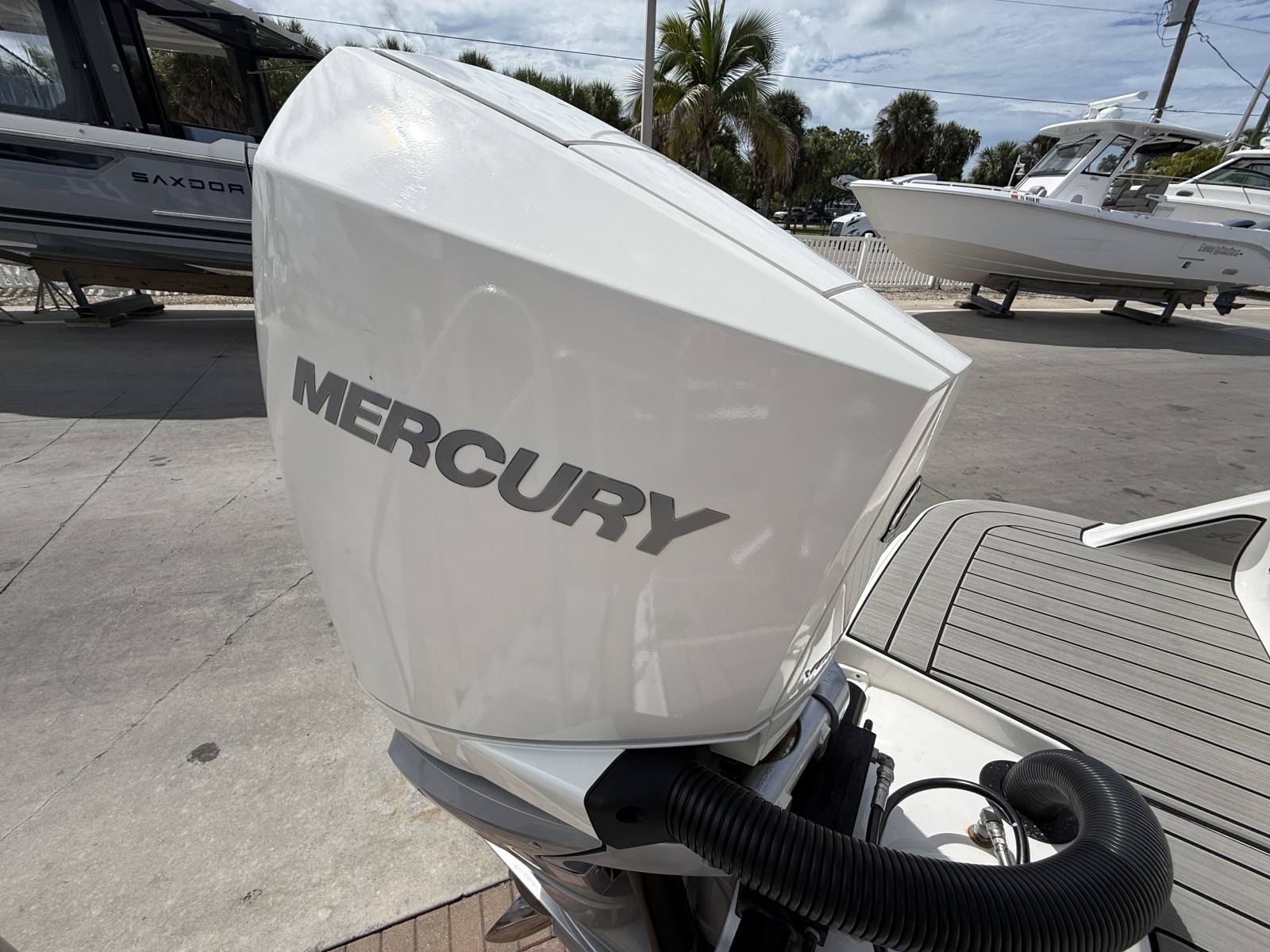 2025 Sea Ray SDX 270 Outboard