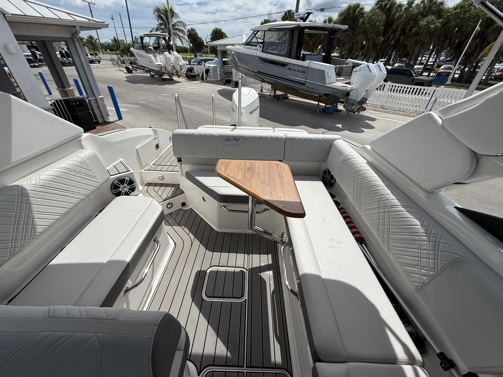 2025 Sea Ray SDX 270 Outboard