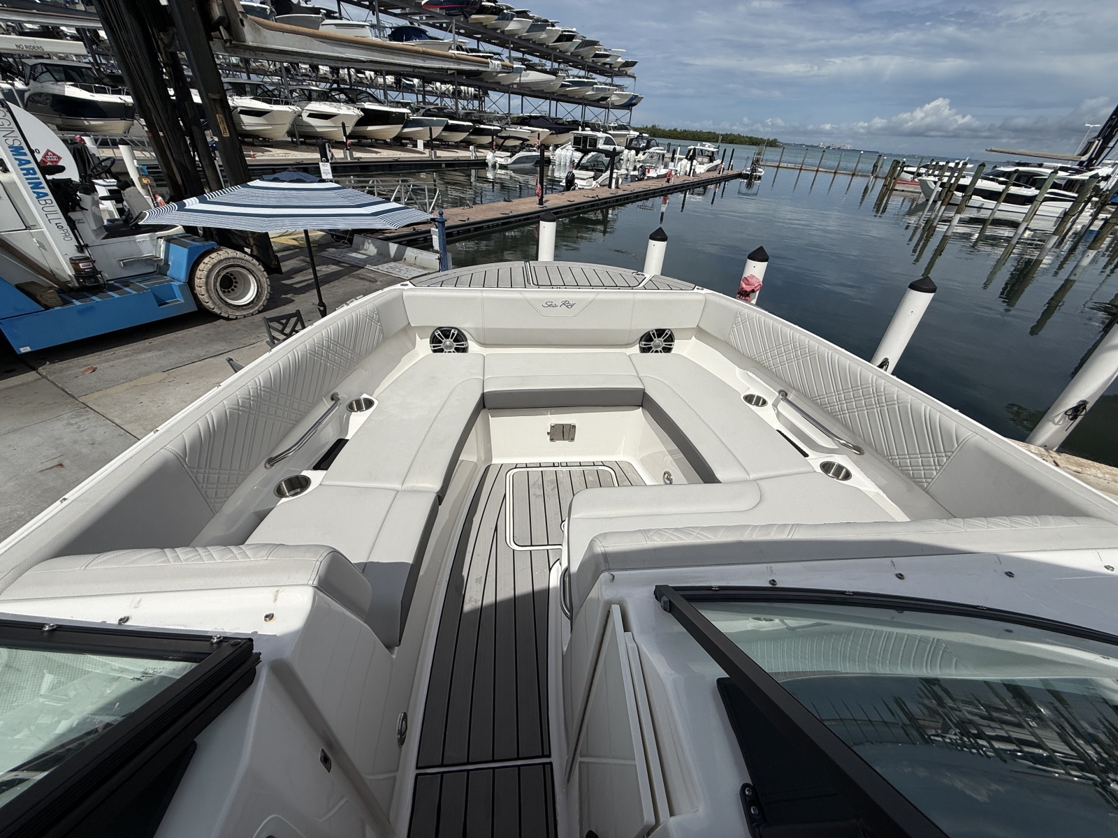 2025 Sea Ray SDX 270 Outboard