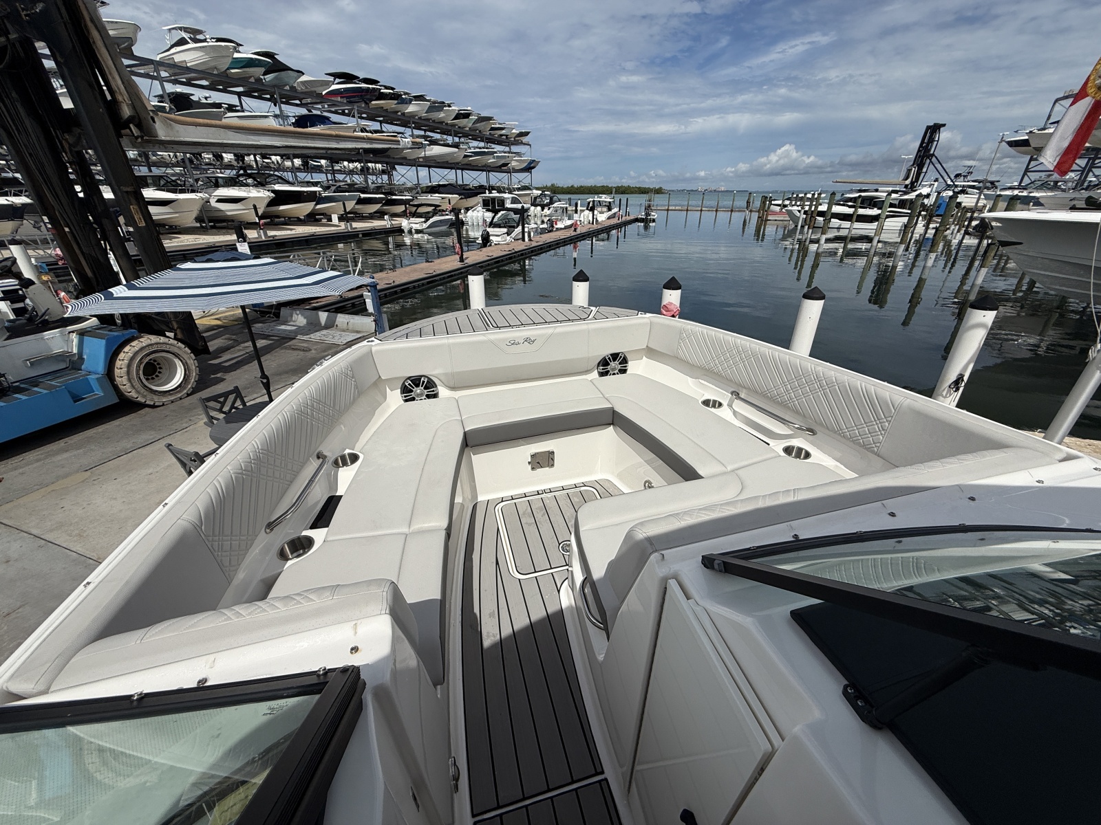 2025 Sea Ray SDX 270 Outboard