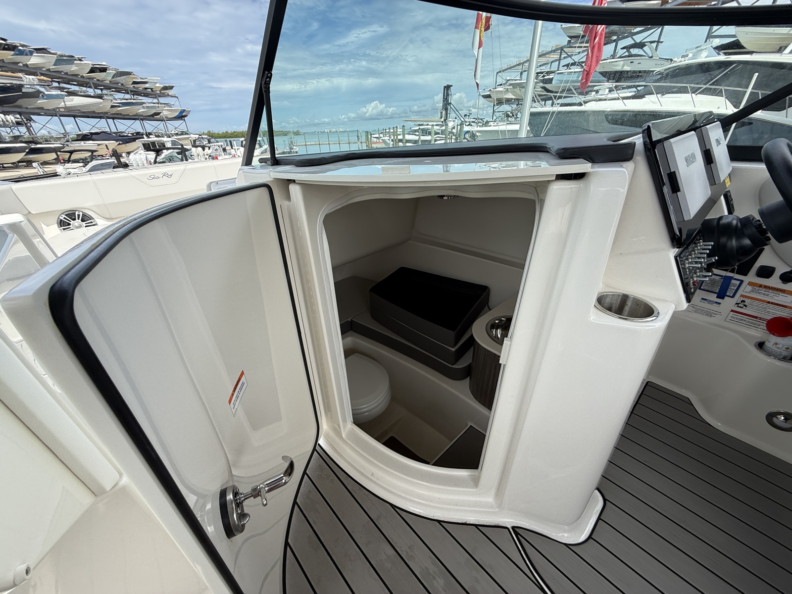 2025 Sea Ray SDX 270 Outboard