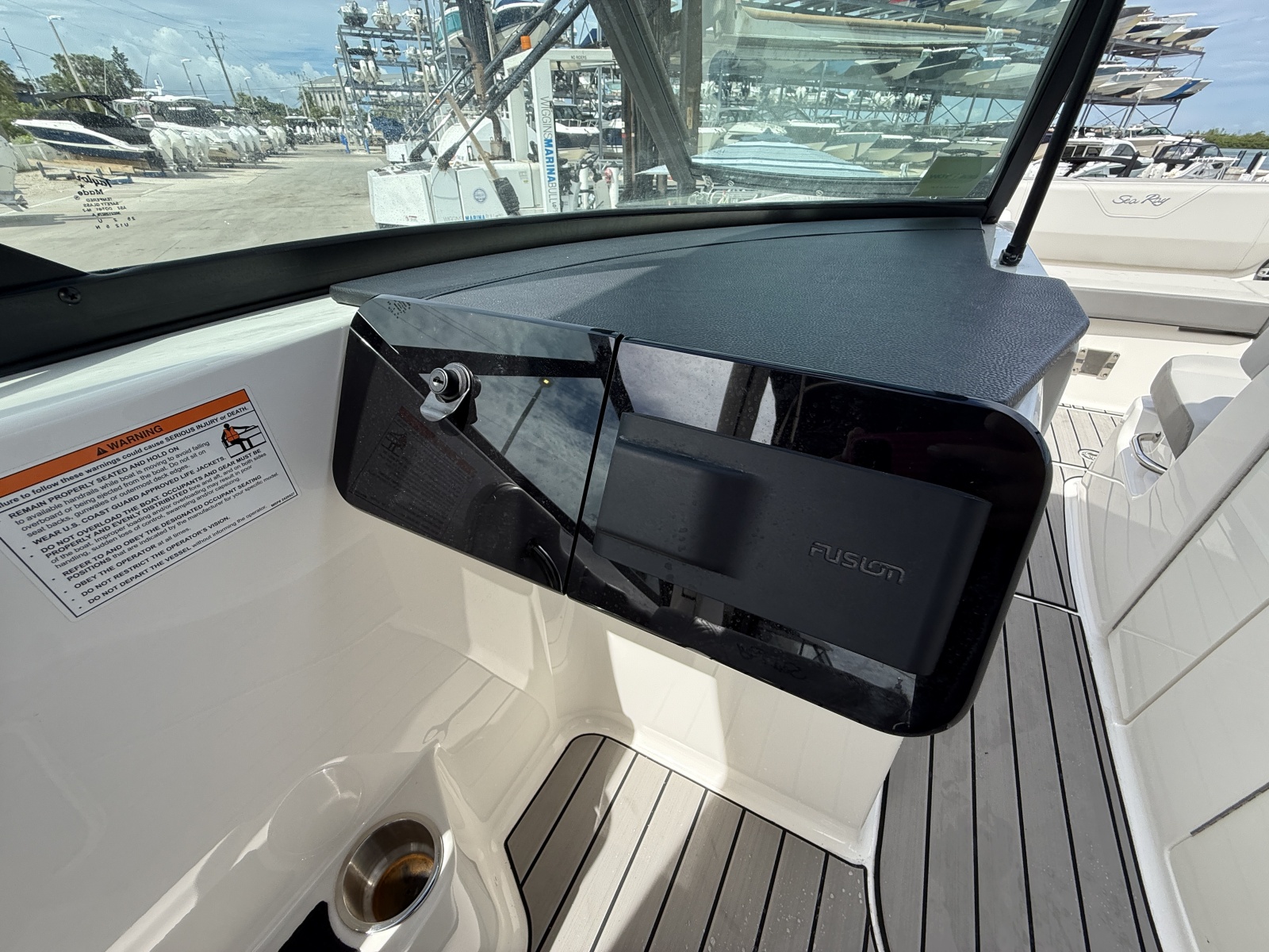 2025 Sea Ray SDX 270 Outboard