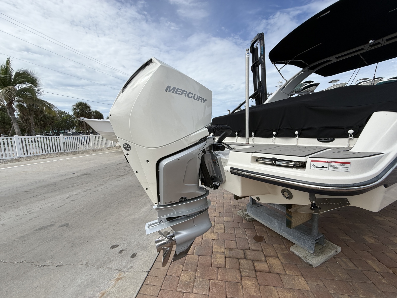 2025 Sea Ray SDX 270 Outboard