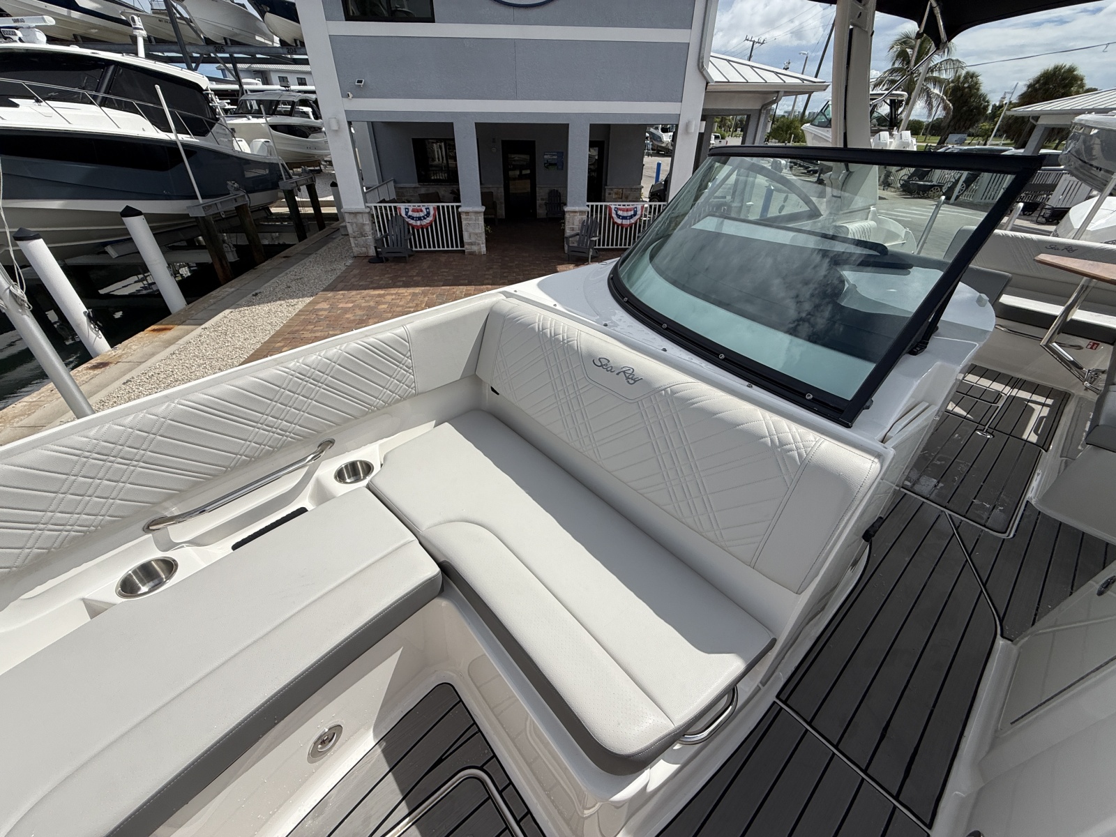2025 Sea Ray SDX 270 Outboard