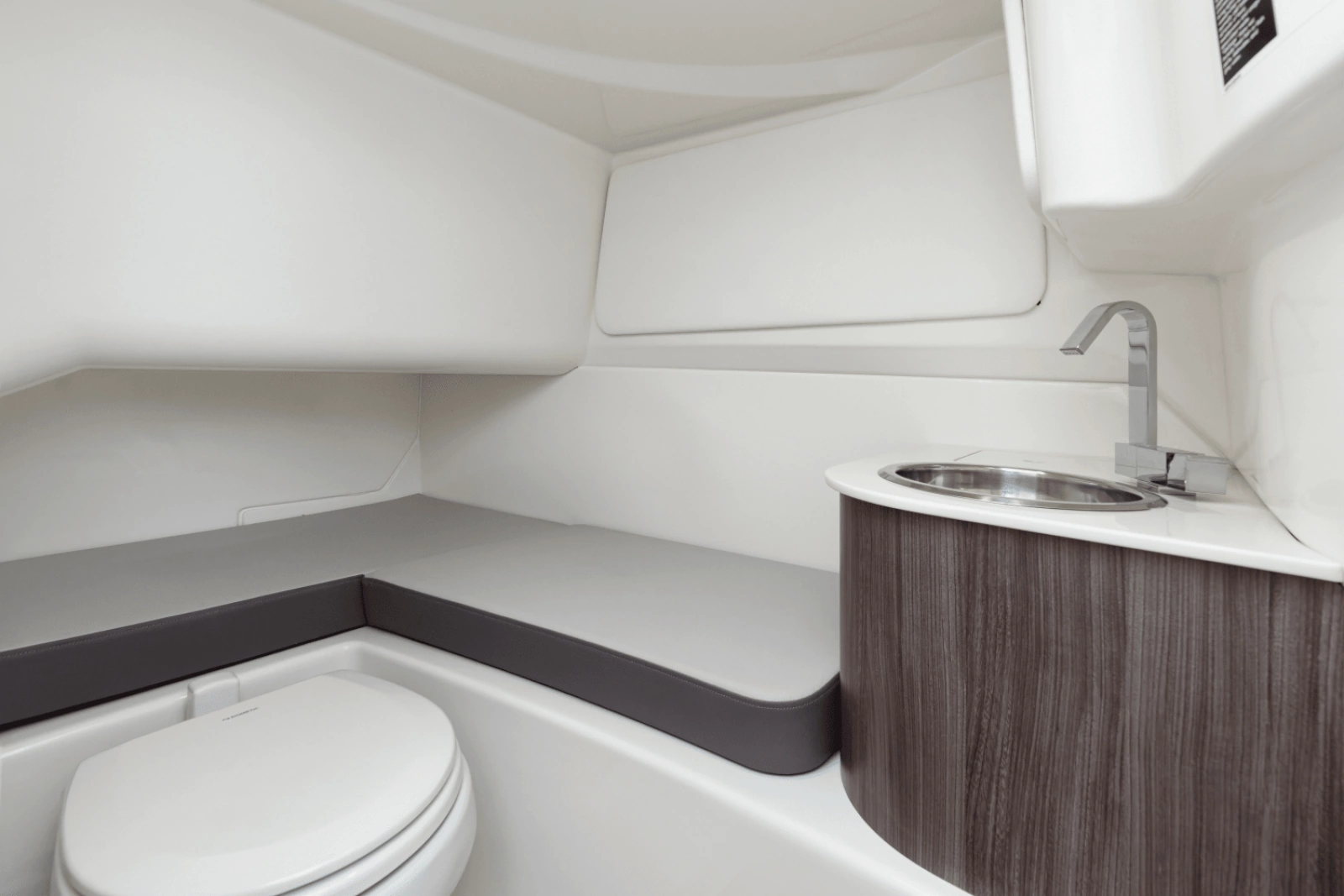 2025 Sea Ray SDX 270 Outboard