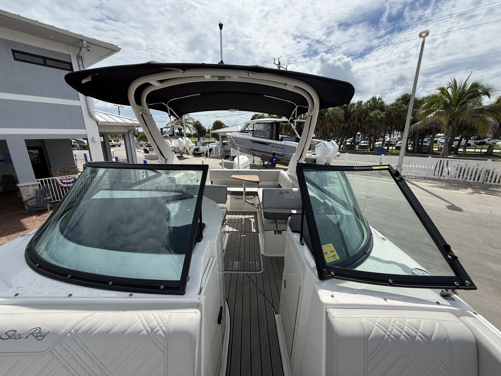 2025 Sea Ray SDX 270 Outboard