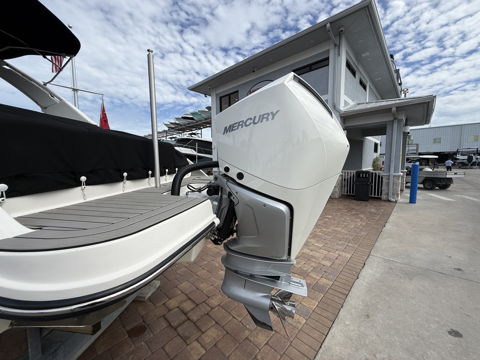 2025 Sea Ray SDX 270 Outboard