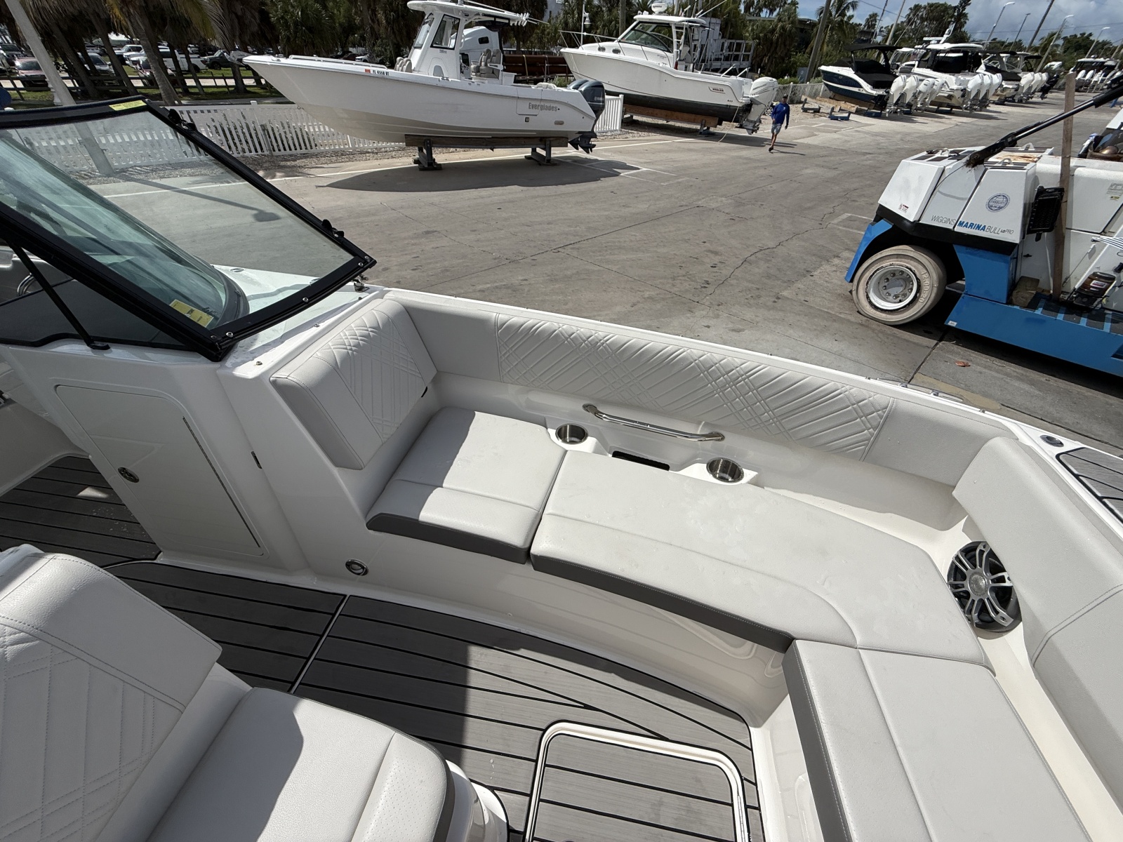 2025 Sea Ray SDX 270 Outboard