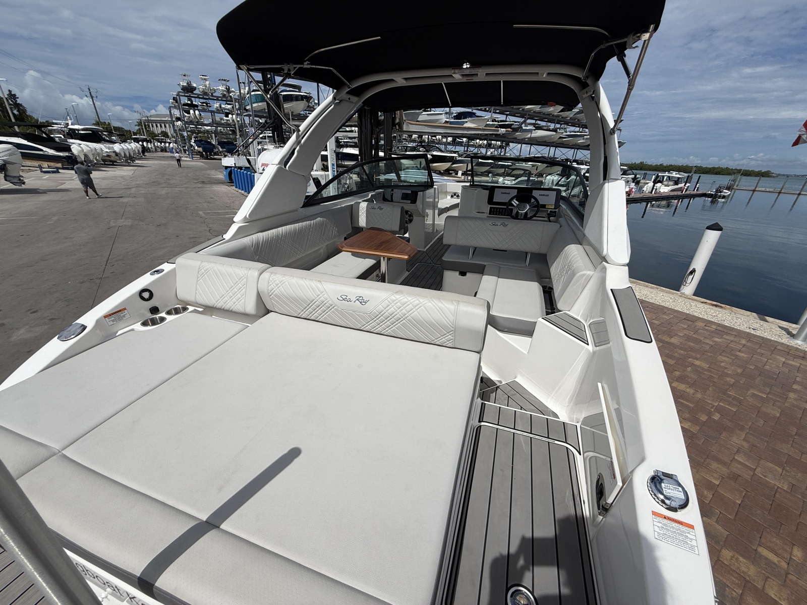 2025 Sea Ray SDX 270 Outboard