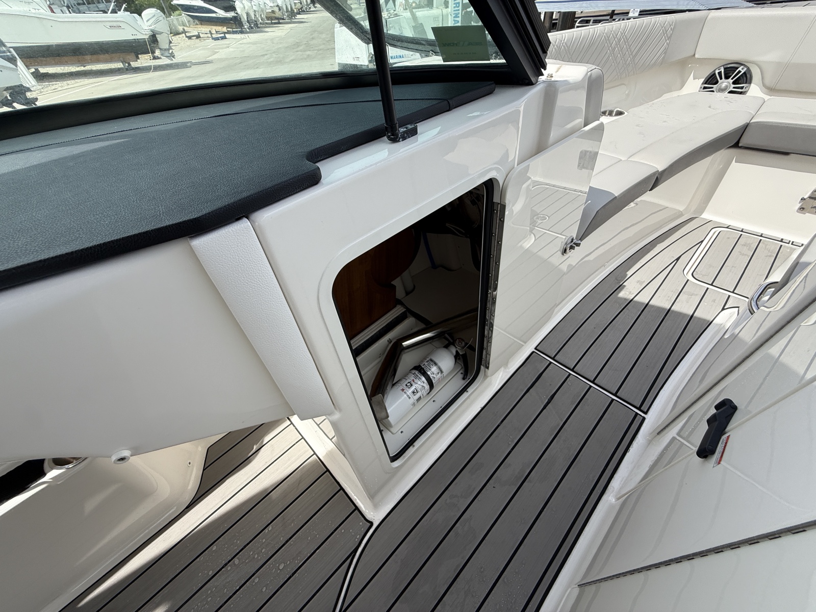 2025 Sea Ray SDX 270 Outboard