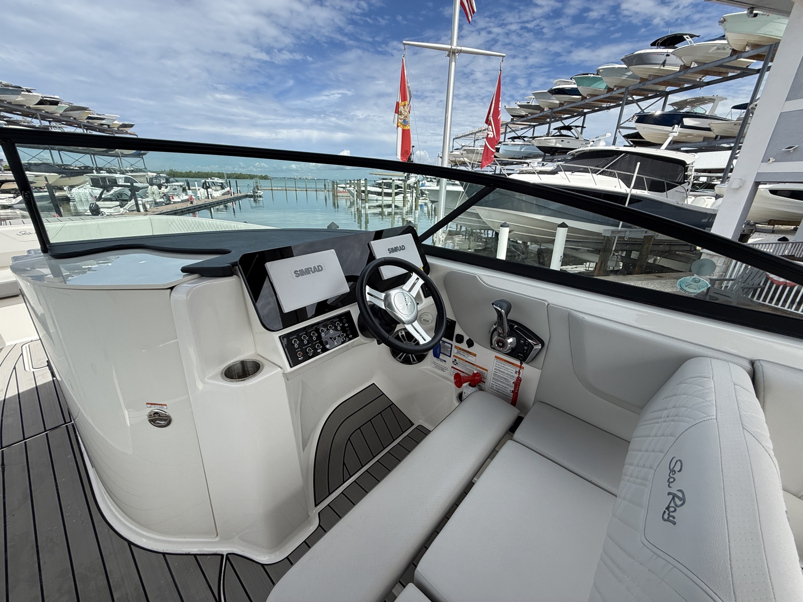 2025 Sea Ray SDX 270 Outboard