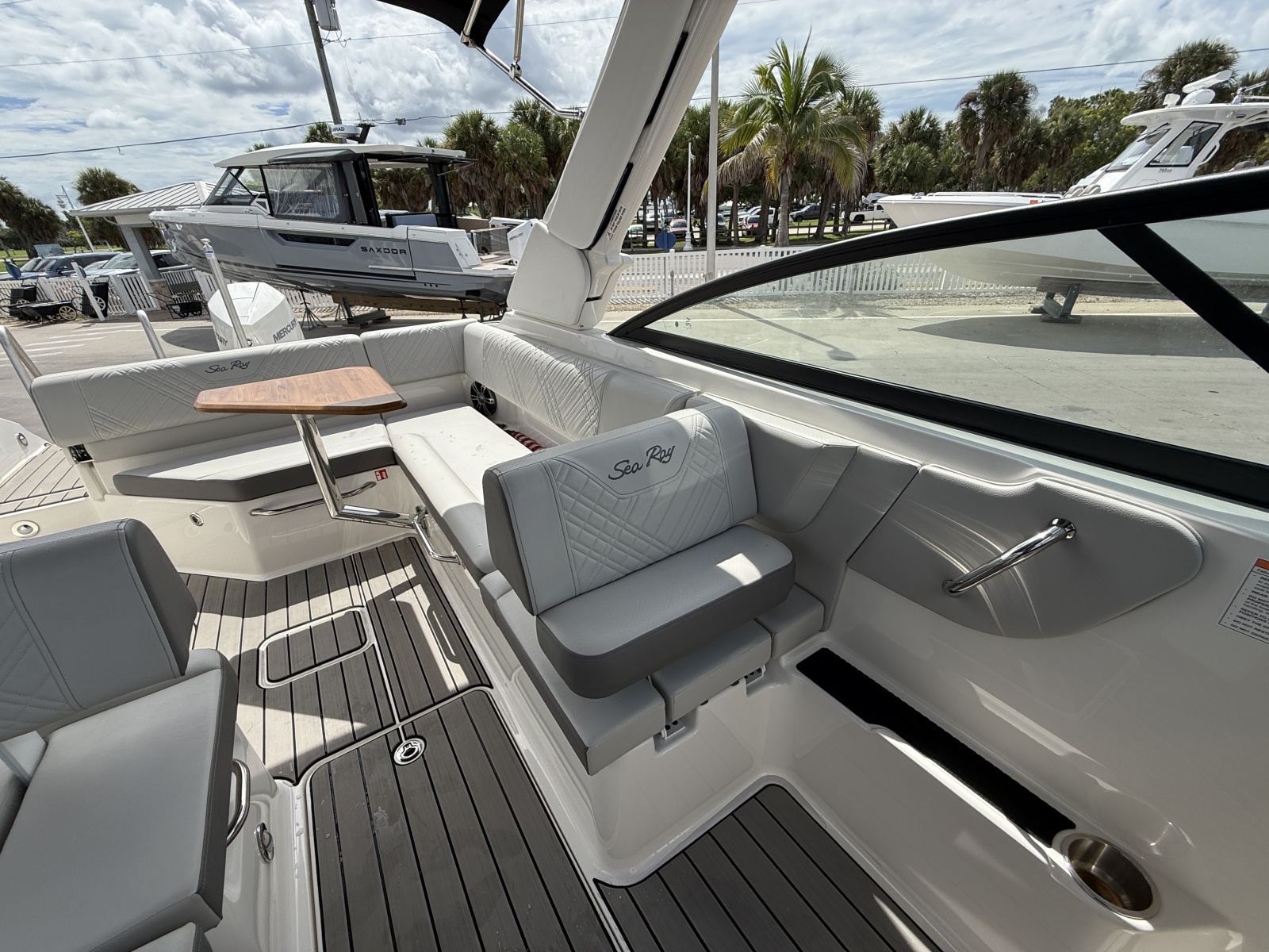 2025 Sea Ray SDX 270 Outboard