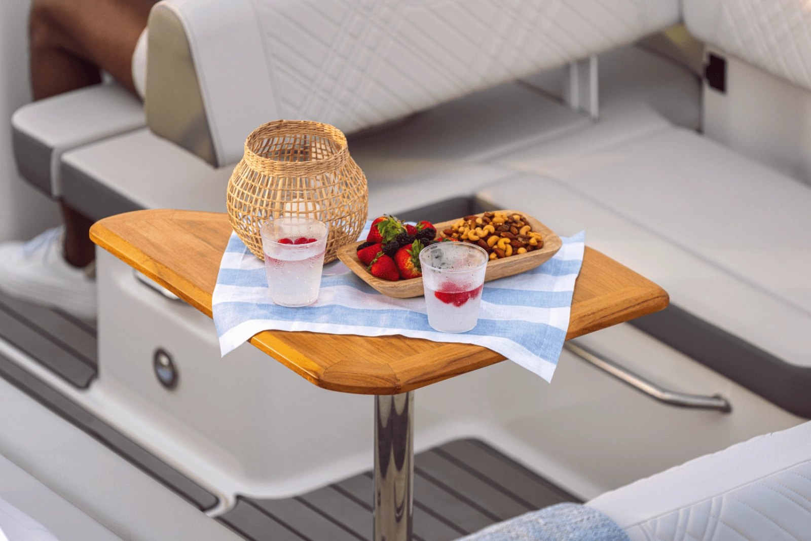 2025 Sea Ray SDX 270 Outboard