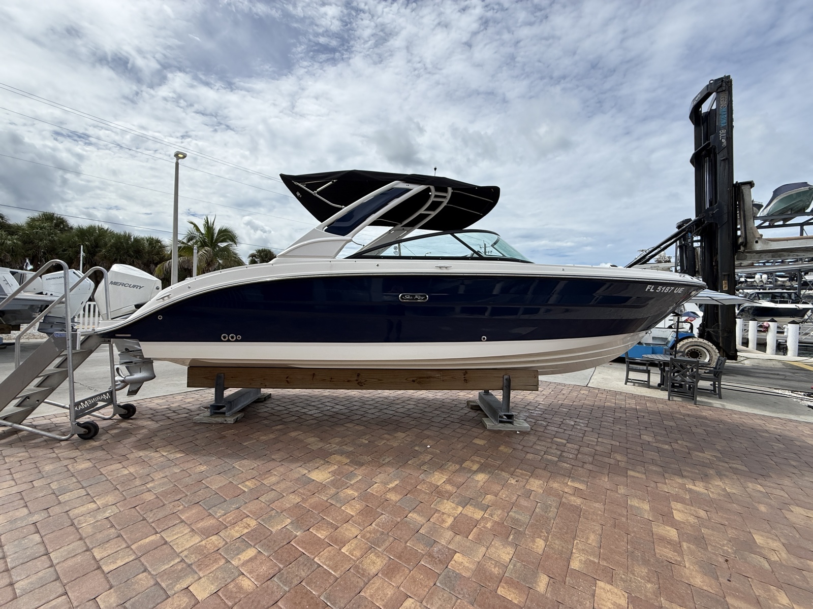 2025 Sea Ray SDX 270 Outboard