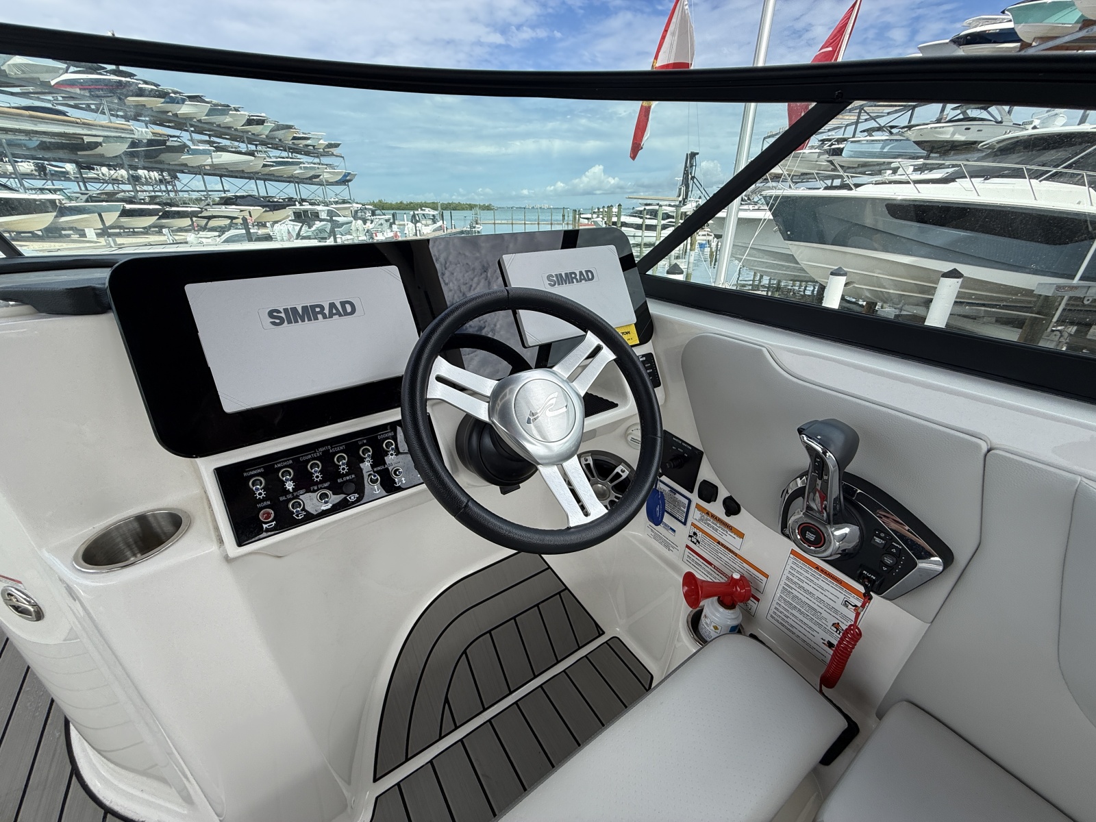 2025 Sea Ray SDX 270 Outboard
