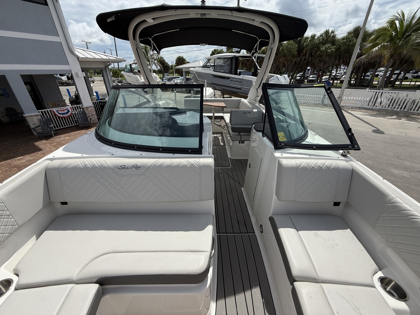 2025 Sea Ray SDX 270 Outboard