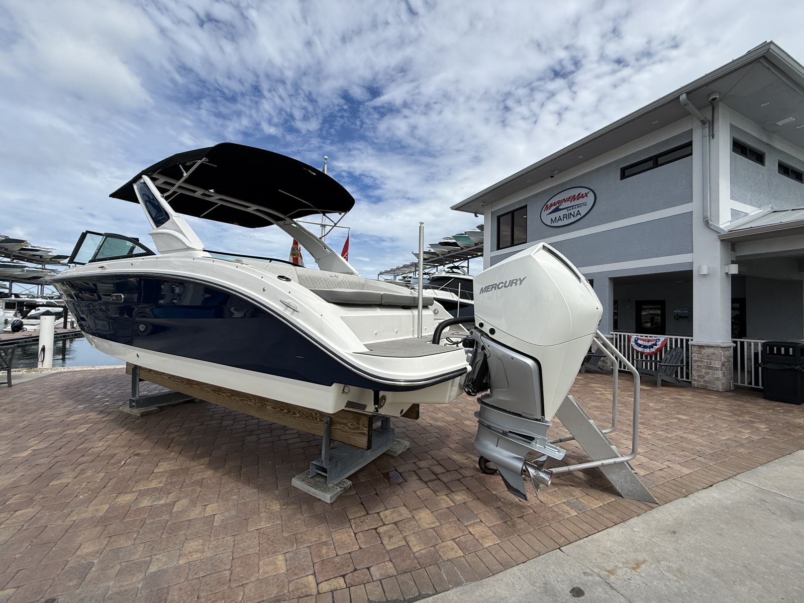 2025 Sea Ray SDX 270 Outboard