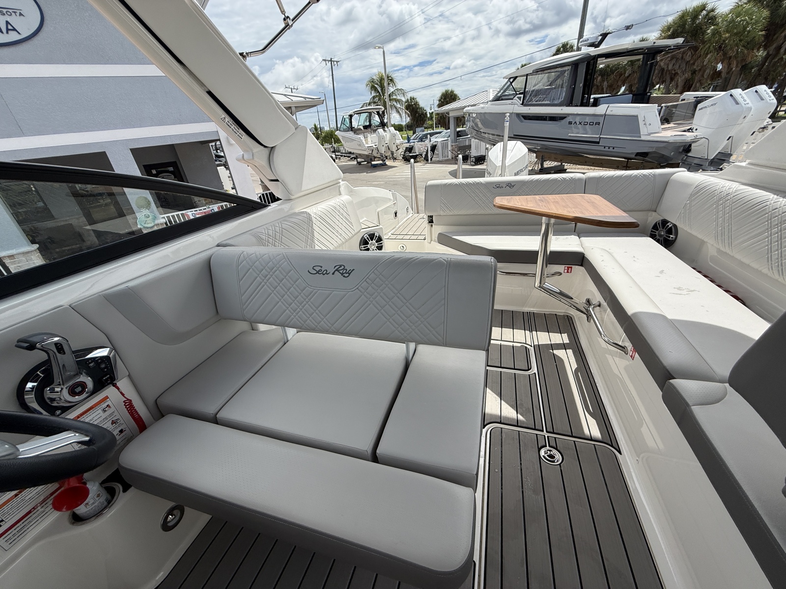 2025 Sea Ray SDX 270 Outboard