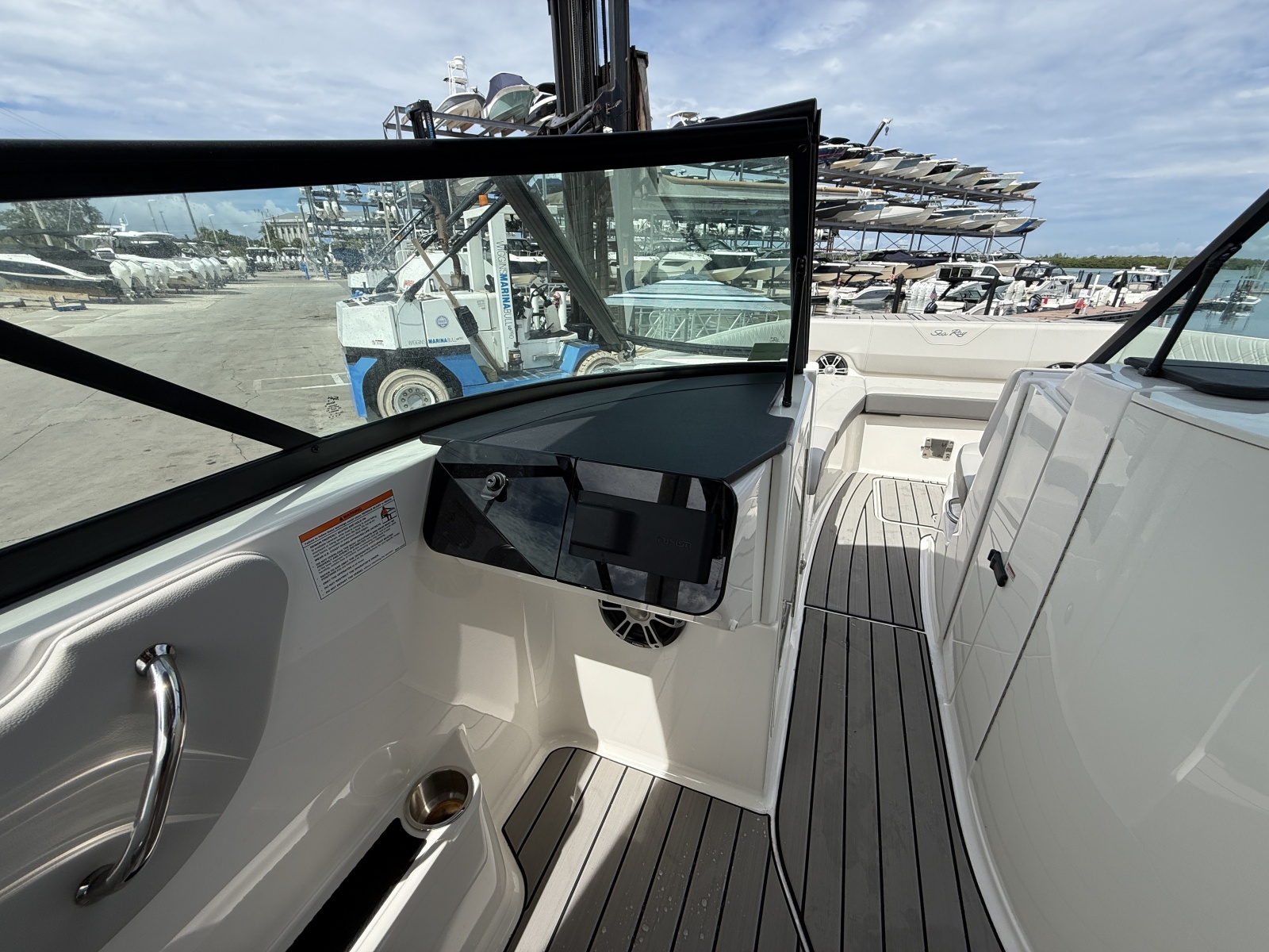 2025 Sea Ray SDX 270 Outboard