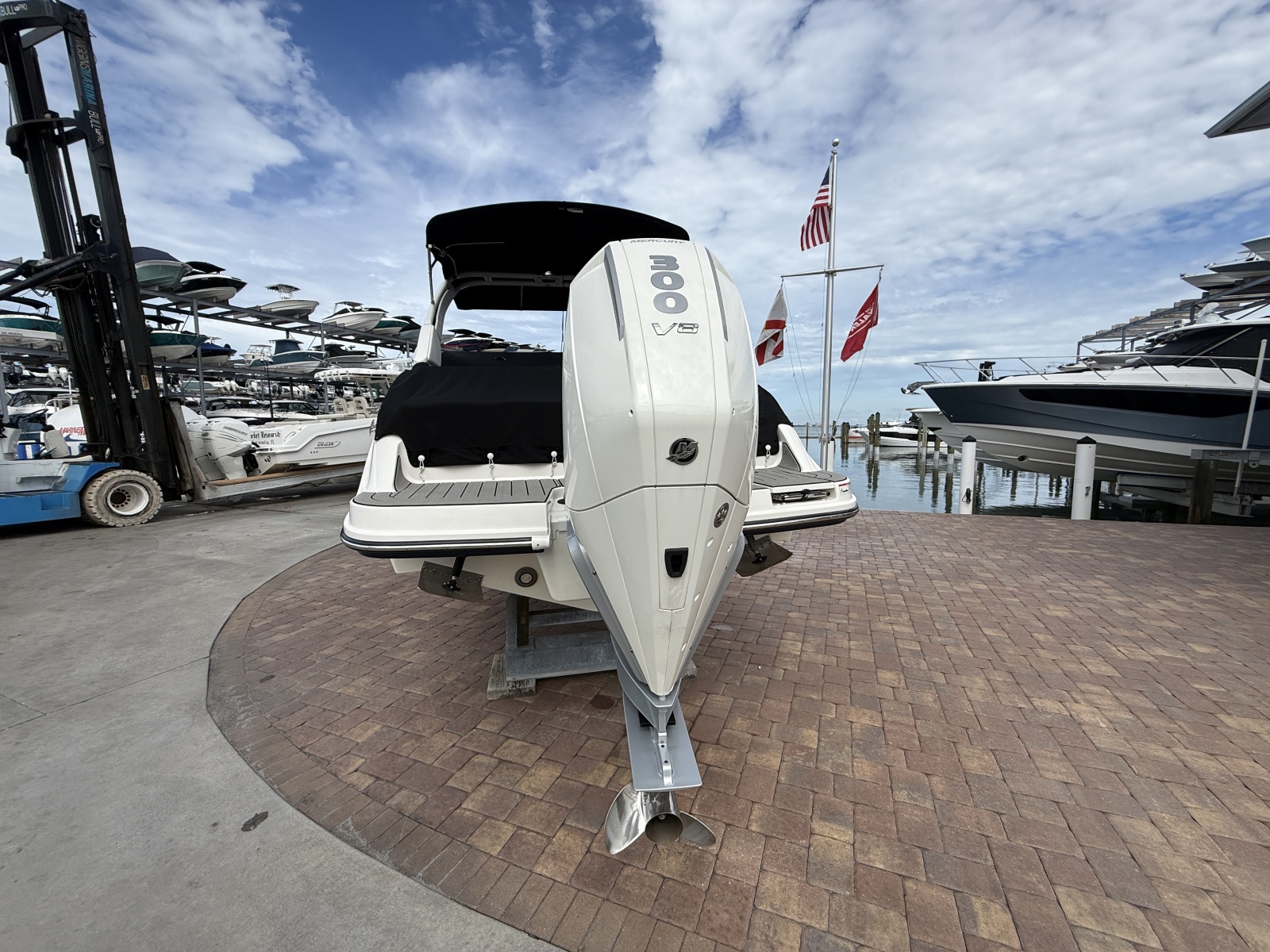 2025 Sea Ray SDX 270 Outboard